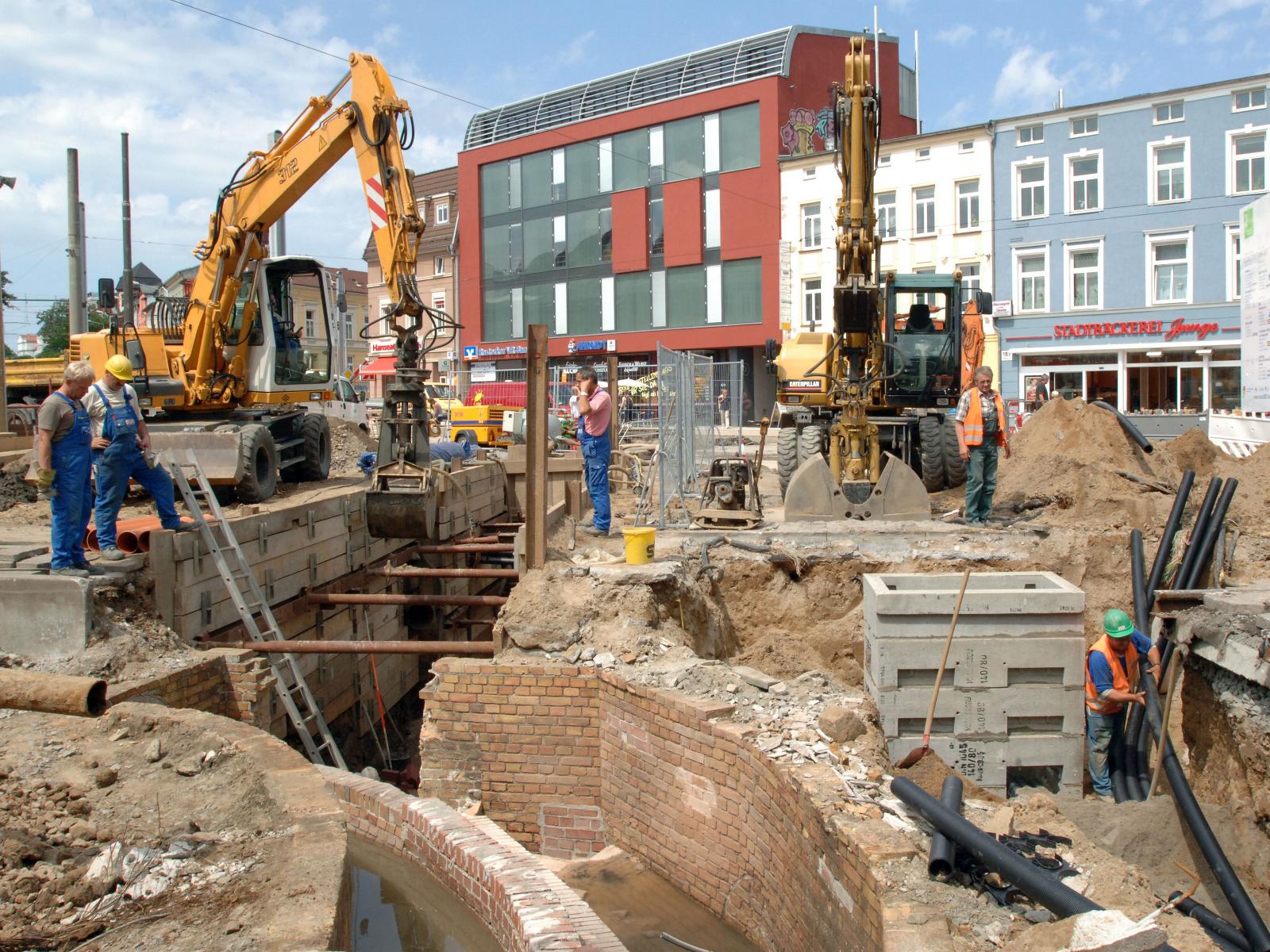 2006 - Wir verbessern kontinuierlich die Infrastruktur der Stadt wie hier am Doberaner Platz.