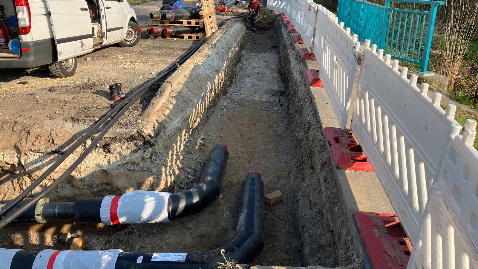 Unsere Fernwärmeleitungen werden in den Rohrgraben an der Carbäk-Brücke verlegt.