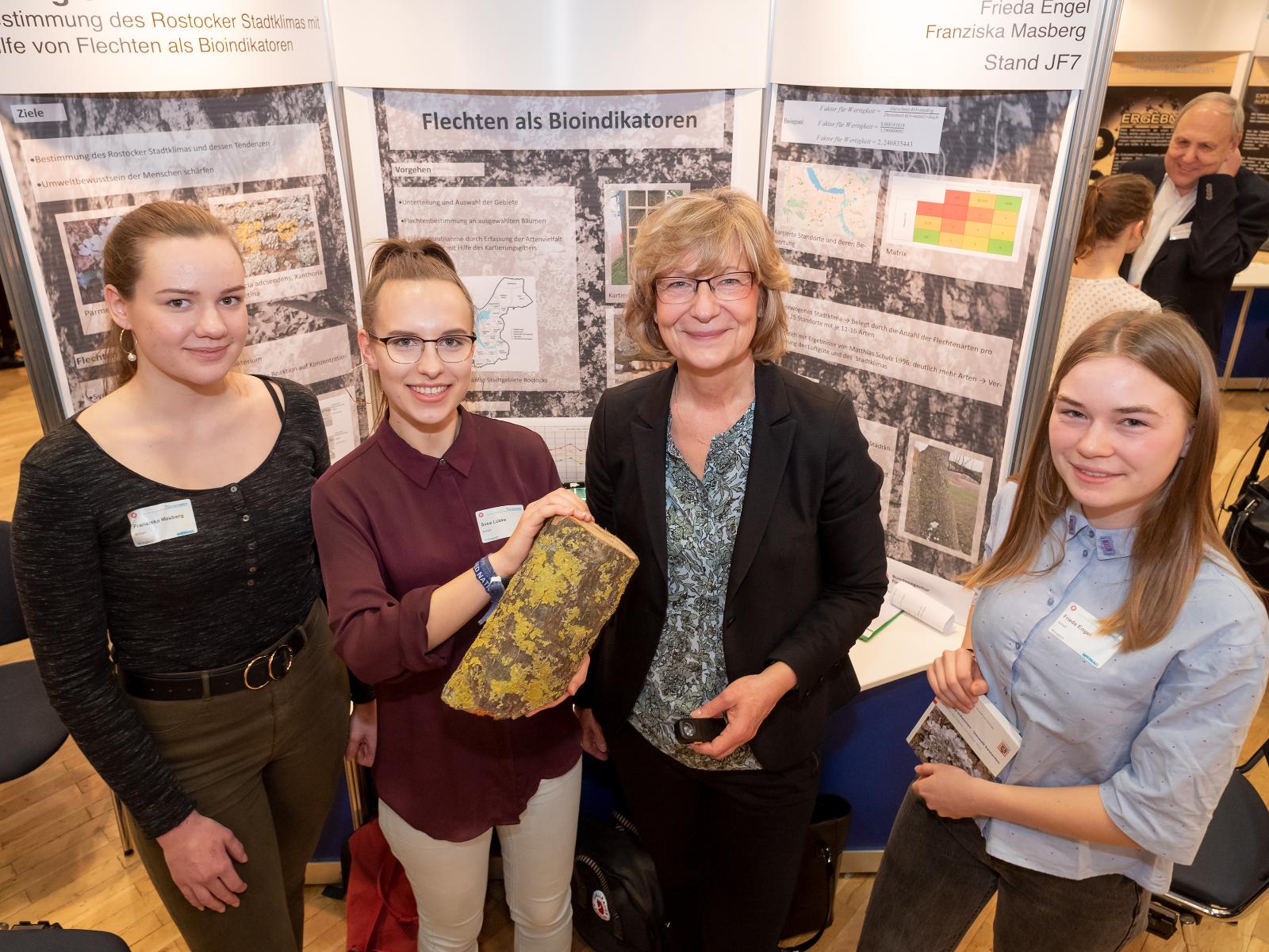 Landessieger „Jugend forscht“ 2019 im Fachgebiet Biologie wurden Franziska Masberg, Svea Lübke und Frieda Engel. Sie forschten zum Thema „Flechten als Bioindikatoren für das Rostocker Stadtklima” und wurden von  SWRAG-Vorstand Ute Römer für ihre Arbeit  ausgezeichnet. Foto: Georg Scharnweber
