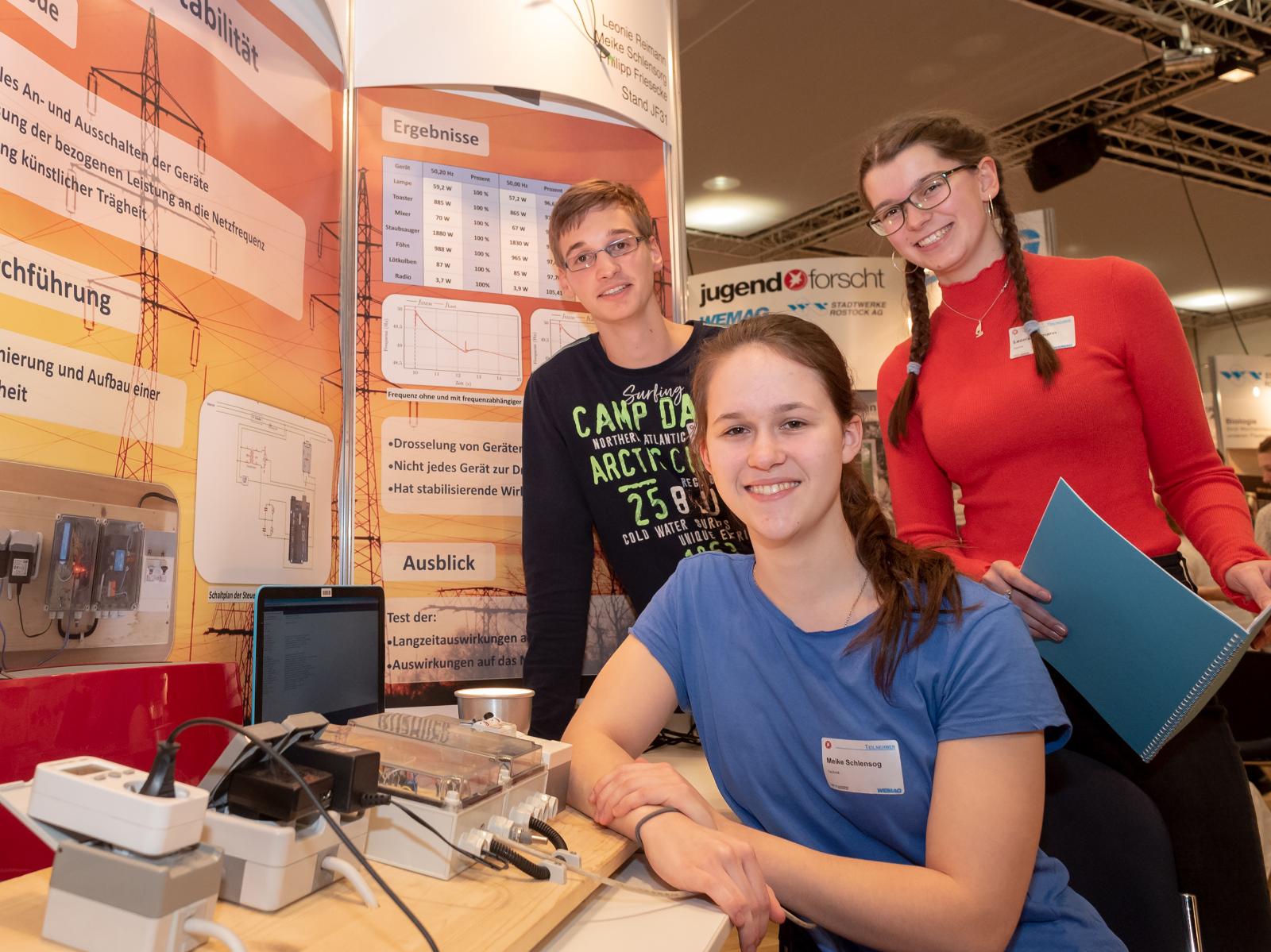 Meike Schlensorg (vorne), Philipp Friesecke und Leonie Reimann hatten sich des Themas „Netzstabilität” angenommen.
Foto: Georg Scharnweber