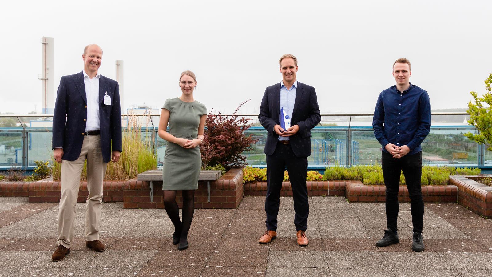 v. l. n. r.: Vizepräsident der IHK Rostock Benedikt von der Decken, ehemalige Auszubildende Lisa-Marie Arlt, Leiter Stadtwerke für Personal und Allgemeine Verwaltung Dr. Björn Reitz, ehemaliger Dual-Student Kevin Stübke