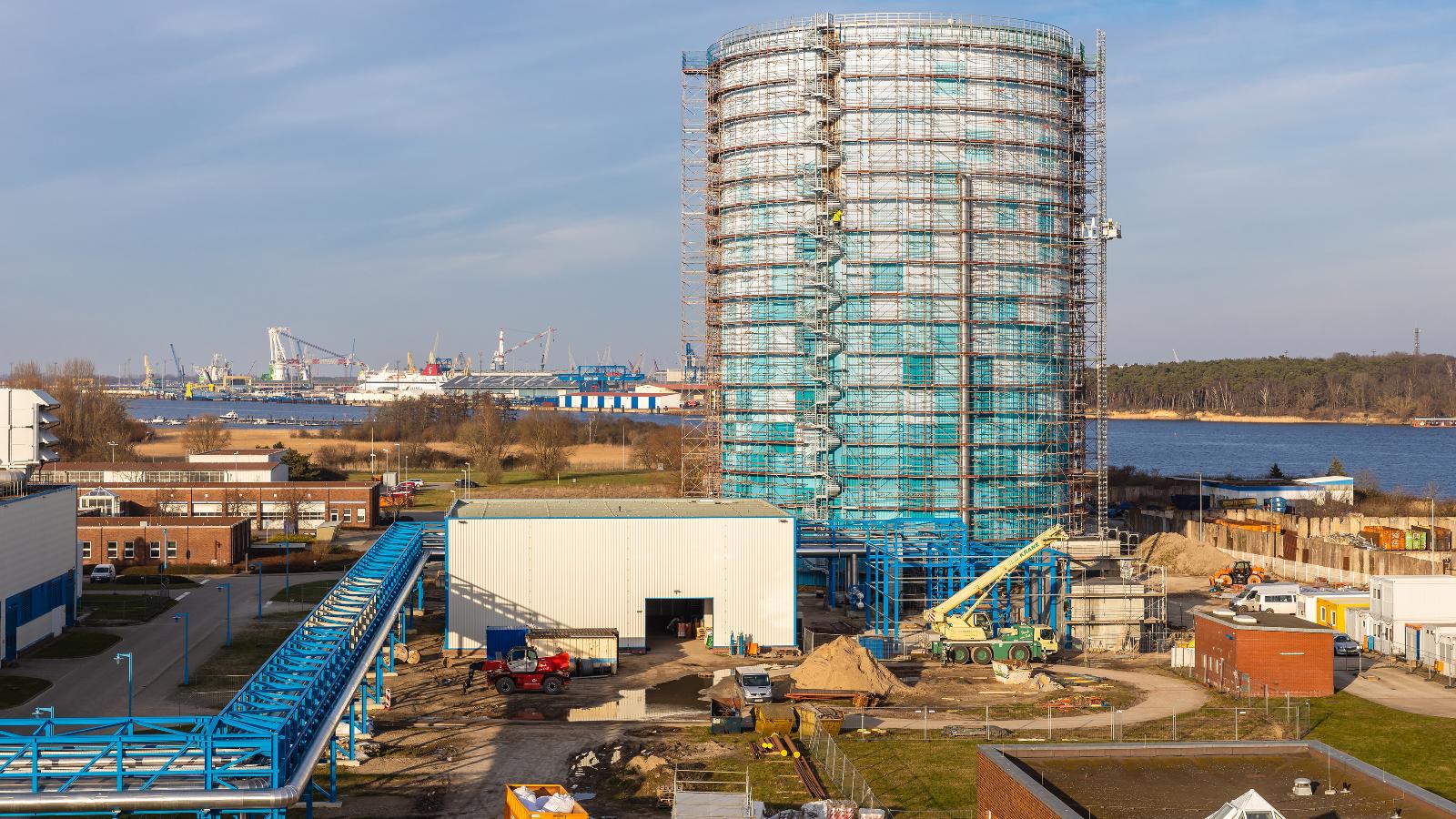 Unser Wärmespeicher bekennt Farbe mit seiner Fassade in Farben der Ostsee. Foto: André Exner