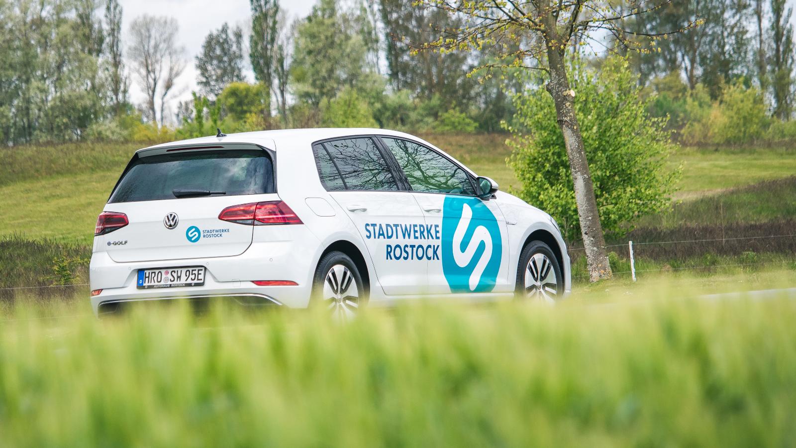 Grün unterwegs: die neuen Stadtwerke E-Autos. Foto: André Exner