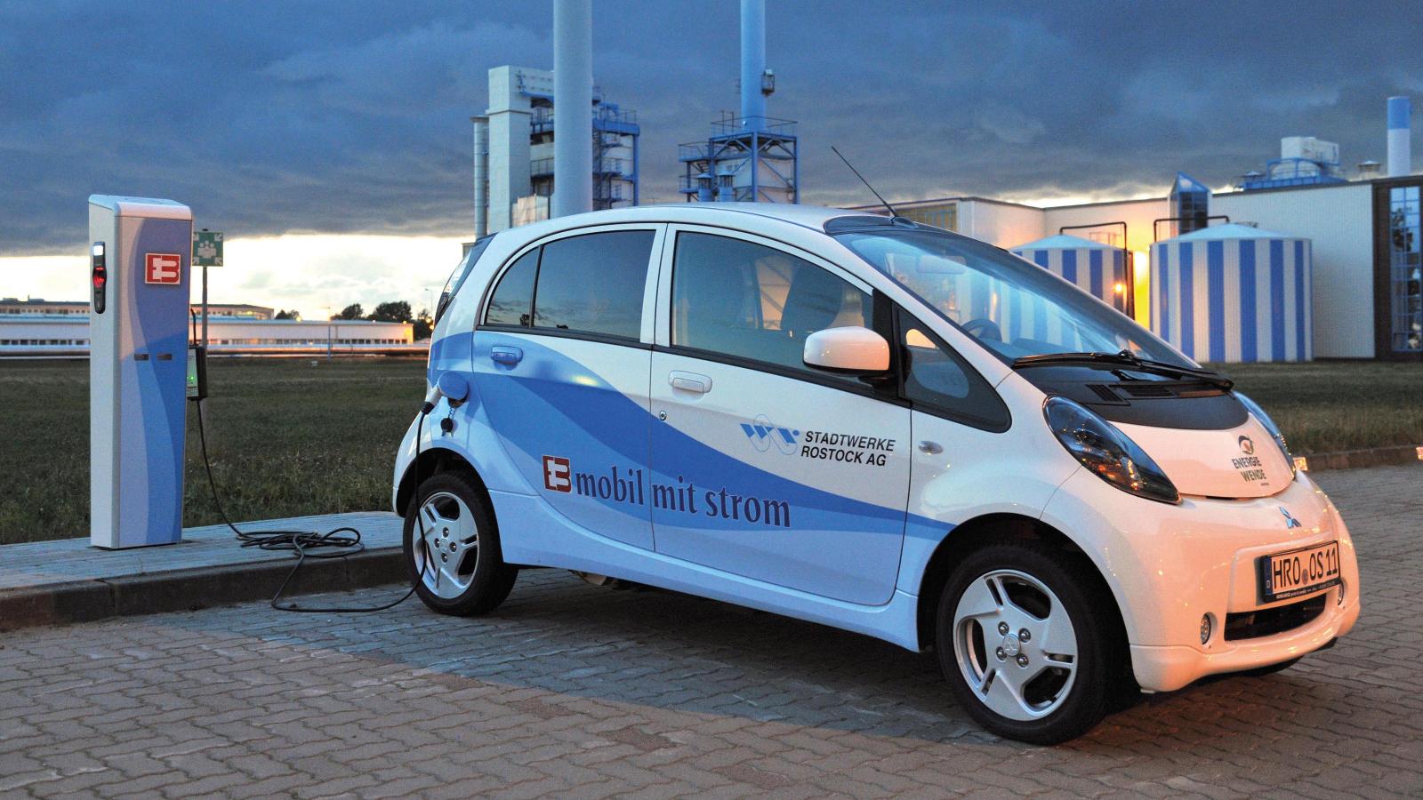 Unser erstes E-Auto vor der ersten Stadtwerke-Ladesäule: der i-MiEV im Jahr 2011.