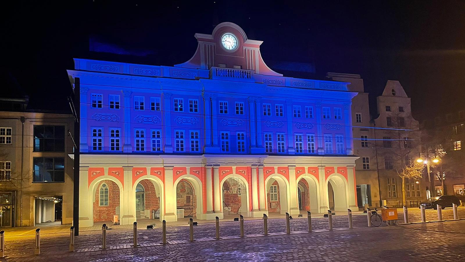 Solidarität mit der Ukraine zeigen die Menschen mit ihrem Einsatz und ihrer Spendenbereitschaft. Ende Februar erstrahlte das Rathaus in den ukrainischen Farben. 