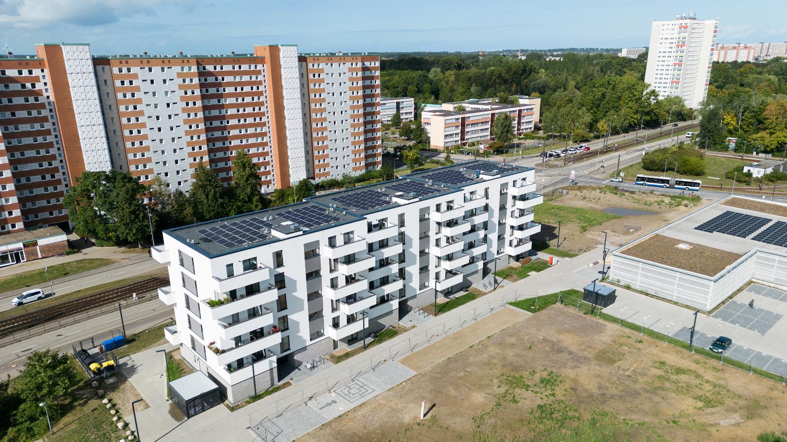 Die Photovoltaik-Anlage auf dem neuen Wohngebäude im Brecht-Park. Foto: Steffen Spitzner