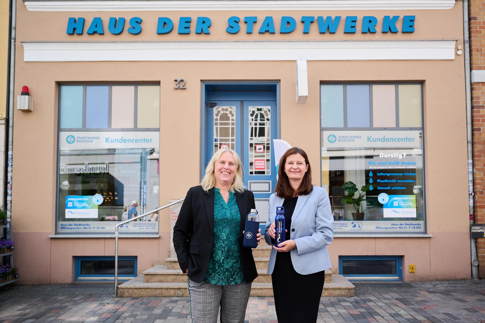 Heike Witzel und Michaela Link vor dem Haus der Stadtwerke in der Kröpeliner Straße