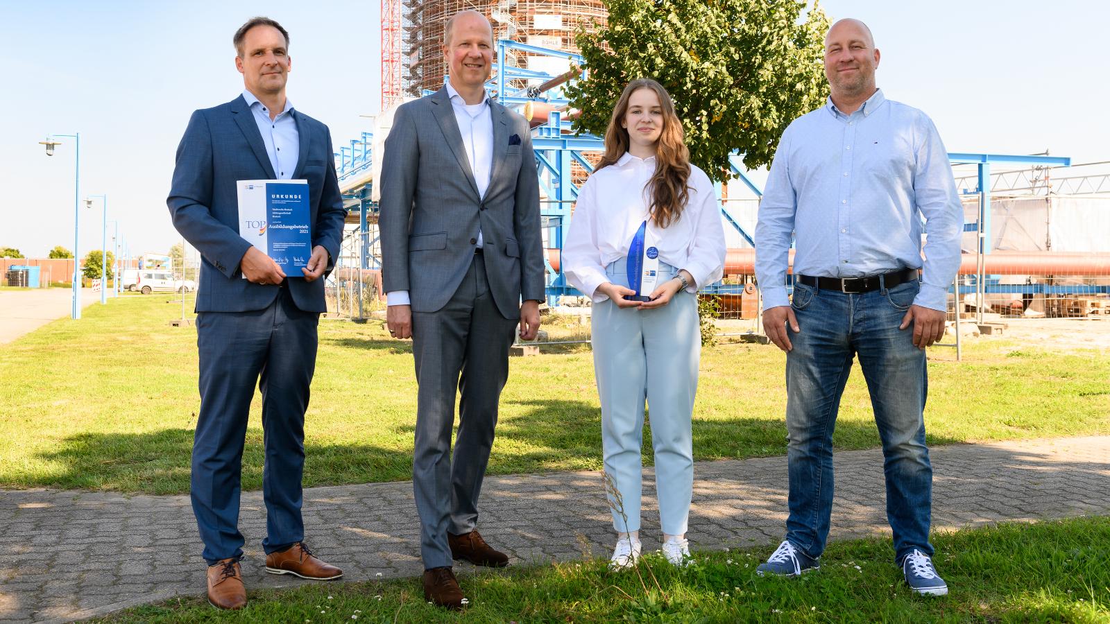 TOP-Ausbildungsbetrieb 2021: Leiter für Personal und Allgemeine Verwaltung Dr. Björn Reitz, Vizepräsident der IHK Rostock Benedikt von der Decken, Auszubildende Industriekauffrau Lena Heinzig, Ausbilder und Meister Wärmenetz Andreas Knolle (v.l.) Foto: Holger Martens