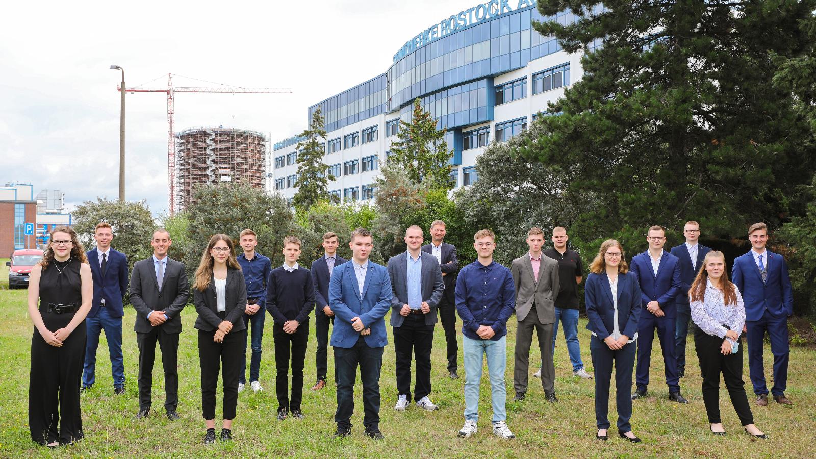 Stadtwerke-Vorstandsvorsitzender Oliver Brünnich begrüßte die jungen Kolleginnen und Kollegen. Foto: Ove Arscholl