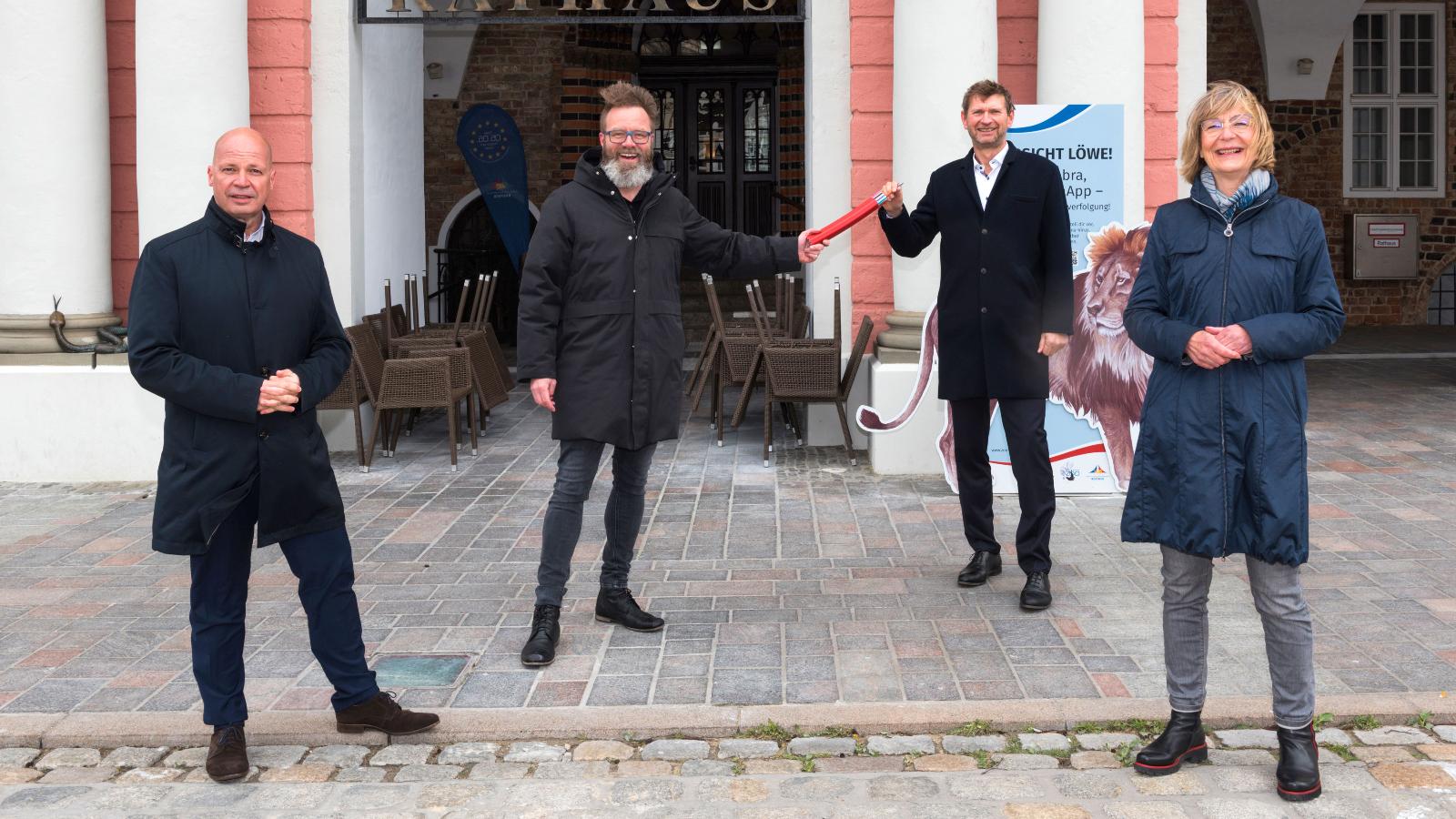 Dr. Chris Müller-von Wrycz Rekowski, Finanzsenator Rostocks; Claus Ruhe Madsen, Oberbürgermeister Rostocks; Oliver Brünnich, Vorstandsvorsitzender der Stadtwerke Rostock AG und Ute Römer, Vorstand der Stadtwerke Rostock AG (v.l.) Foto: Margit Wild