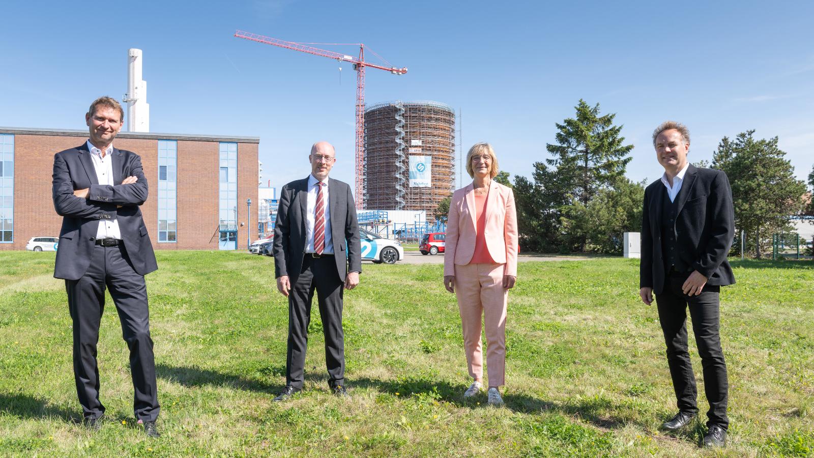 v.l.n.r. Stadtwerke Rostock Vorstandsvorsitzender Oliver Brünnich, Minister für Energie, Infrastruktur und Digitalisierung des Landes Mecklenburg-Vorpommern Christian Pegel, Stadtwerke Rostock Vorstand Ute Römer, Senator für Infrastruktur, Umwelt und Bau Holger Matthäus Foto: Holger Martens 