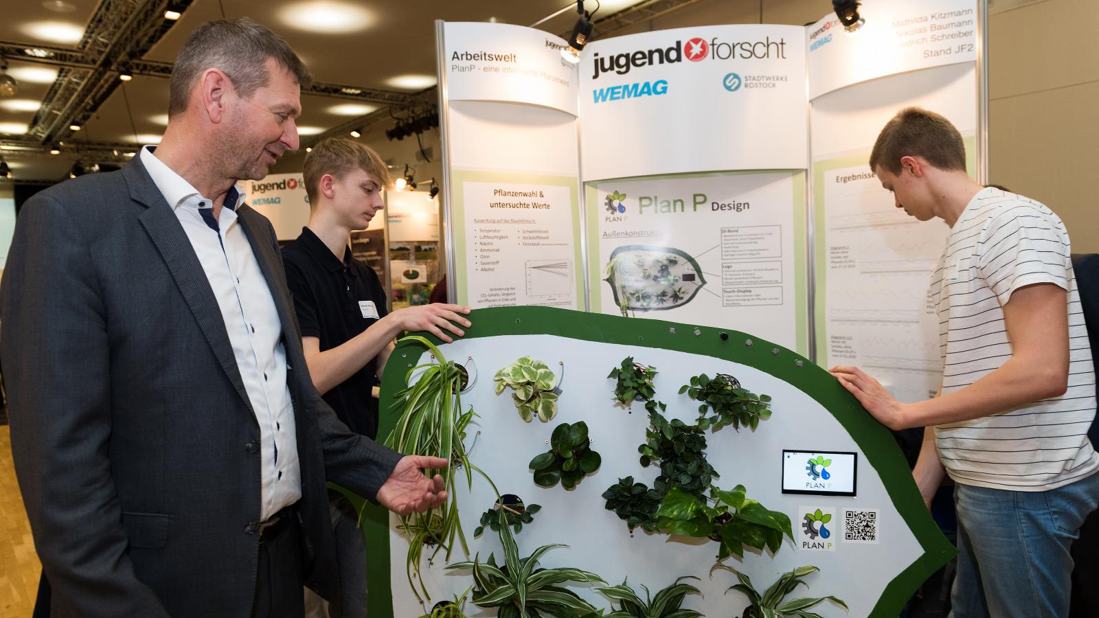 Im vergangenen Jahr konnte sich Stadtwerke-Vorstandsvorsitzender Oliver Brünnich noch persönlich von den Leistungen der NachwuchswissenschaftlerInnen überzeugen. Foto: Margit Wild 