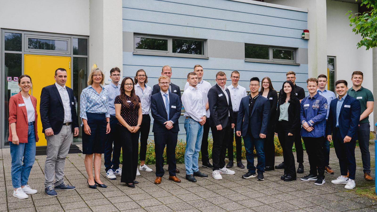 Isabel Nitsch (1. von links, verantwortlich für Trainees), Vorstand Ute Römer (3. von links) und Vincent Stapel (2. Reihe rechts außen, Ansprechpartner für Auszubildende und Dual-Studierende) begrüßten die neuen Gesichter der Stadtwerke Rostock. Foto: Sascha Schwarzer