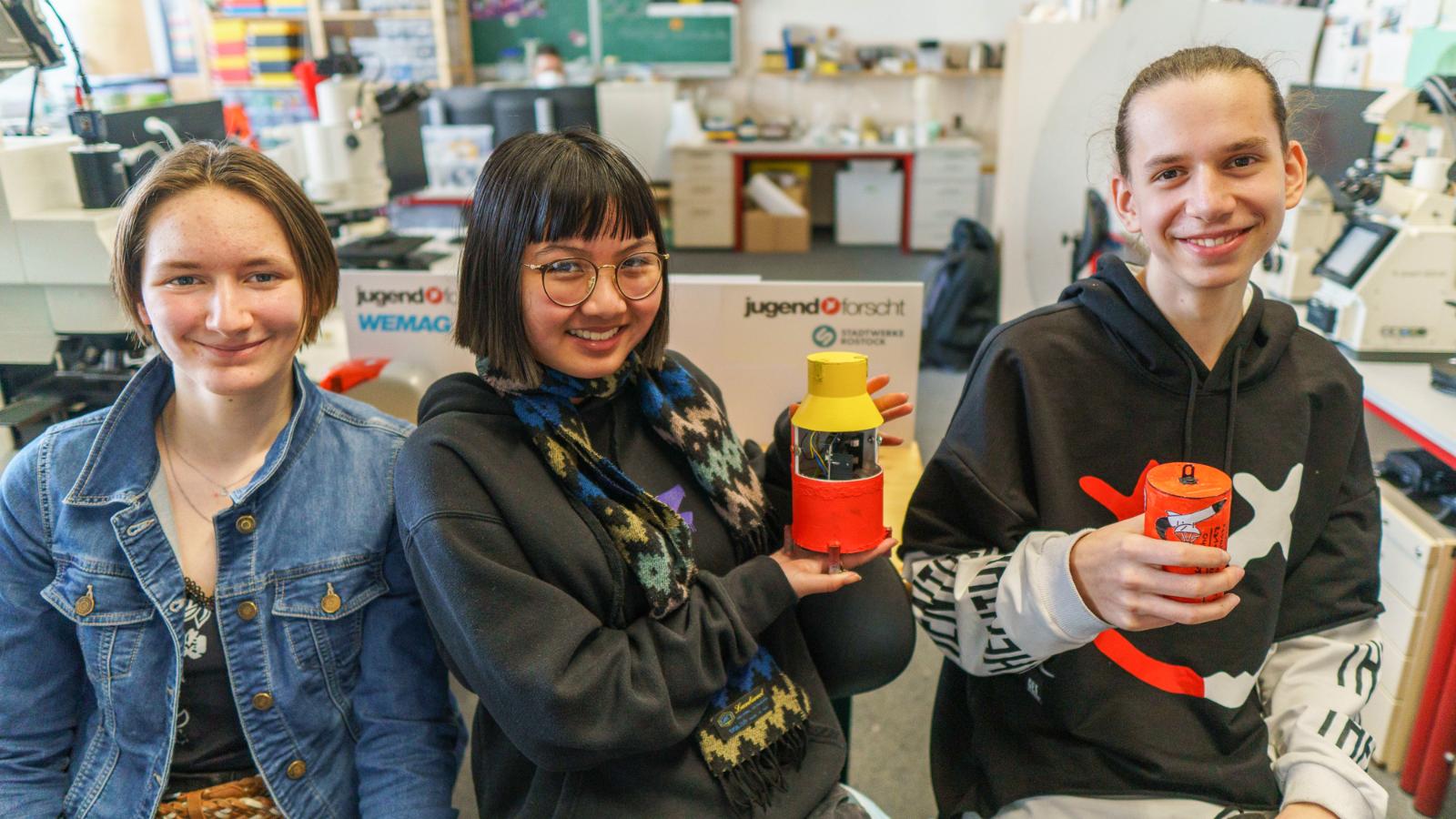 Lilli Reichart, Bao Ngoc Nguyen und Dorian Eltner (v.l.) haben bei Jugend forscht im Fachgebiet Geo- und Raumwissenschaften für ihr Projekt ClimaSat einen 2. Preis erhalten. Foto: Thomas Borowitz