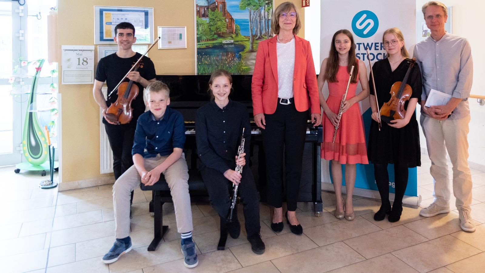 Firas Alfares, Vincent Samuel Vogel, Wilhelmine Schreiber, Stadtwerke-Vorstand Ute Römer, Lucie Benediktova, Jorinde Völker, Prof. Stephan Imorde (v.l.n.r.) Foto: Katrin Witt