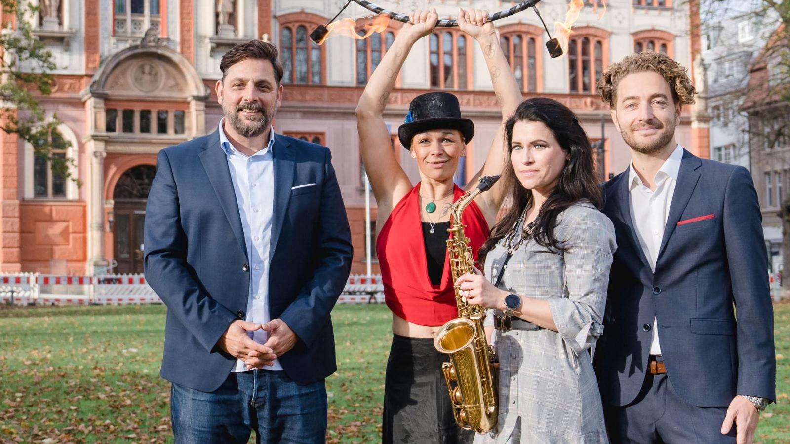  v.l.n.r.: Leiter Unternehmenskommunikation der Stadtwerke Rostock Peter Lück, Feuerkünstlerin Pia-Nereida Walczok, Lydia Harder am Saxophon, Stadtwerke Pressesprecher Alexander Christen 