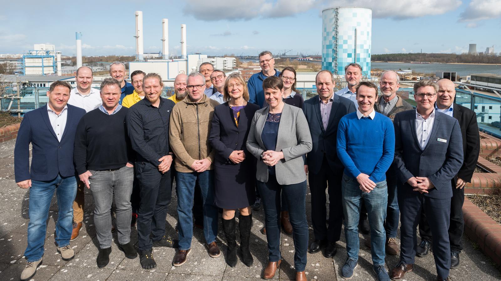 Die Vertreter der Netzwerk-Unternehmen zusammen mit Rostocks Oberbürgermeistern Eva-Maria Kröger (mittig rechts) und Stadtwerke-Vorstandsmitglied Ute Römer. Fotograf: Martin Börner