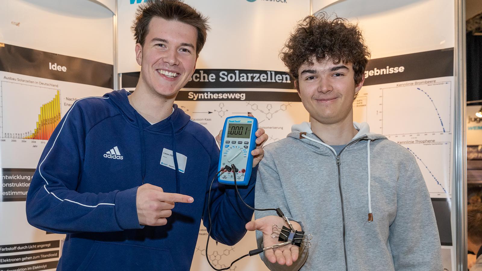 Bildtexte:
Landessieger „Jugend forscht“ 2023 im Fachgebiet Chemie sind Lasse Hiller und Jonathan Goffing (v. l.). Die beiden Schüler vom Musikgymnasium Käthe Kollwitz Rostock haben sich mit organischen Solarzellen beschäftigt. Foto: WEMAG/Stephan Rudolph-Kramer