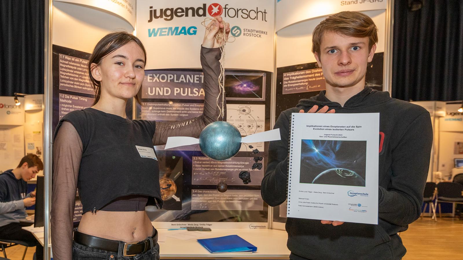 Landessieger „Jugend forscht“ 2023 im Fachgebiet Geo- und Raumwissenschaften geht an Weda Zeug und Bent Gröschner (v. l.) von der Jenaplanschule Rostock. Zusammen mit Emilia Lucia Träger Artigas haben sie sich mit dem Thema „Implikationen eines Exoplaneten auf die Spin Evolution eines isolierten Pulsars“ beschäftigt. Foto: WEMAG/Stephan Rudolph-Kramer