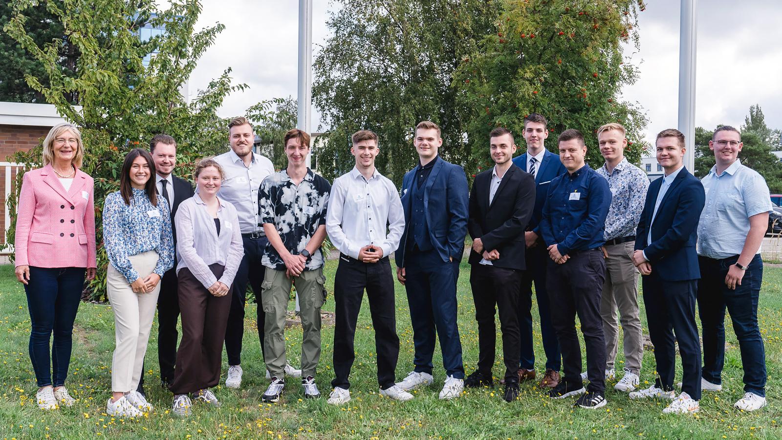 Traditionell begrüßt der Vorstand jedes Jahr den neuen Ausbildungsjahrgang. In diesem Jahr hieß Ute Römer (l.), Vorstandsmitglied, die jungen Menschen willkommen. Foto: Sascha Schwarzer