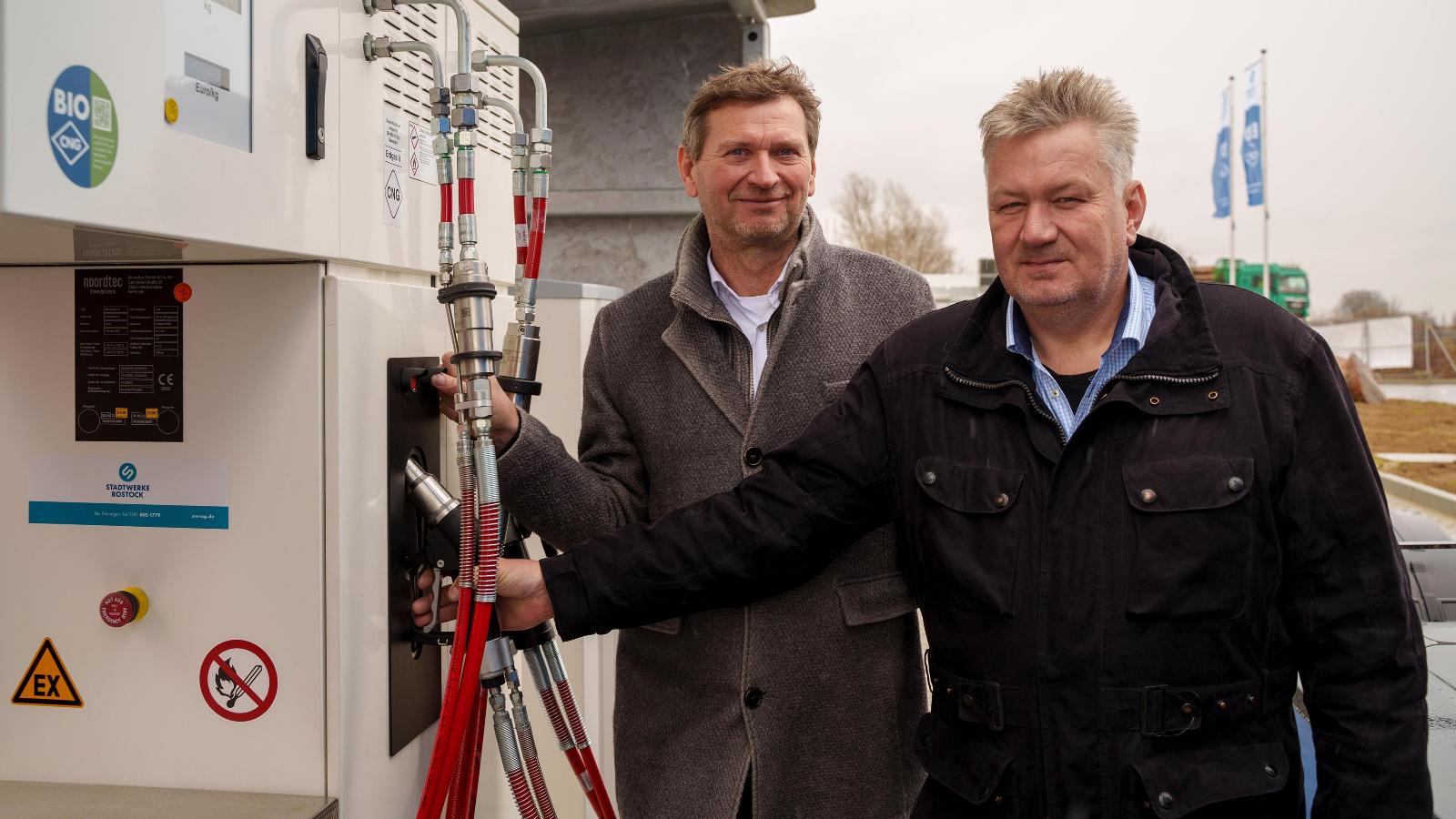 Der Vorstandsvorsitzende der Stadtwerke Rostock, Oliver Brünnich (links), zusammen mit dem Bürgermeister Dummerstorfs, Axel Wiechmann. Foto: Holger Martens