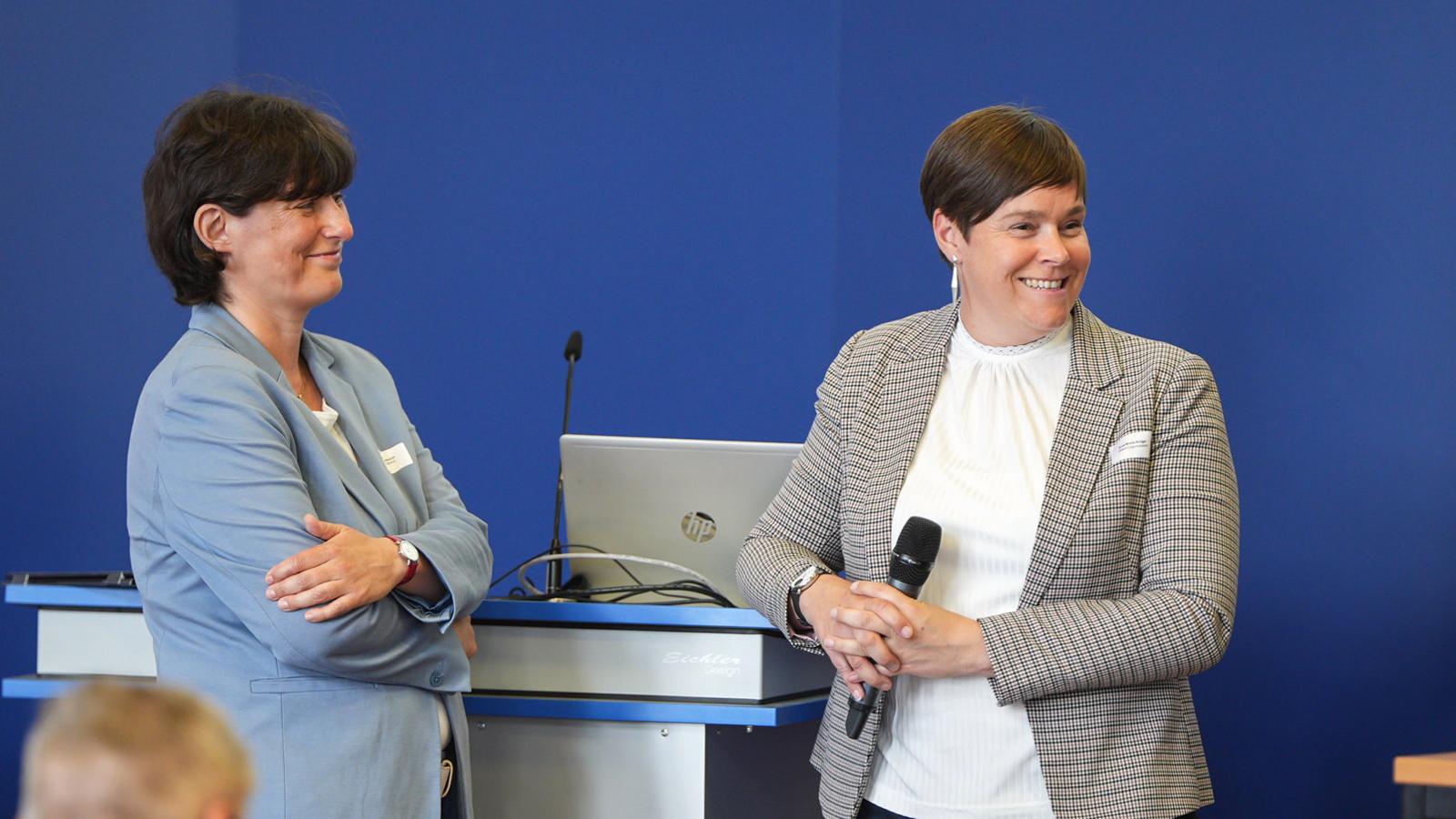 Die Geschäftsführerin der RVV und kaufmännische Vorständin der Rostocker Straßenbahn AG, Yvette Hartmann, und Oberbürgermeisterin Eva-Maria Kröger. Foto: Holger Martens