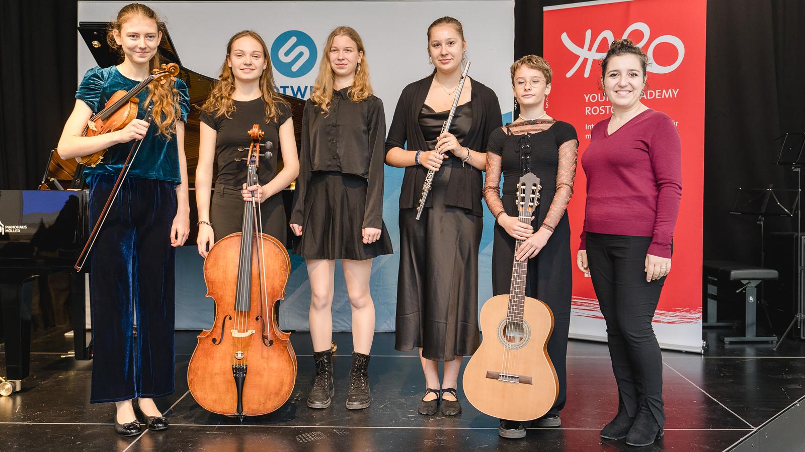 v.l.n.r.: Friederike Lang (15) mit der Violine, Paula Prudlo (17) mit dem Violoncello, Pamina Seiberling (16) spielt Klavier, Pelagia Knöfel (15) mit der Querflöte, Eva Popiolek (12) mit der Gitarre, Lilit Grigoryan (Begleitung am Klavier) | Foto: Sascha Schwarzer