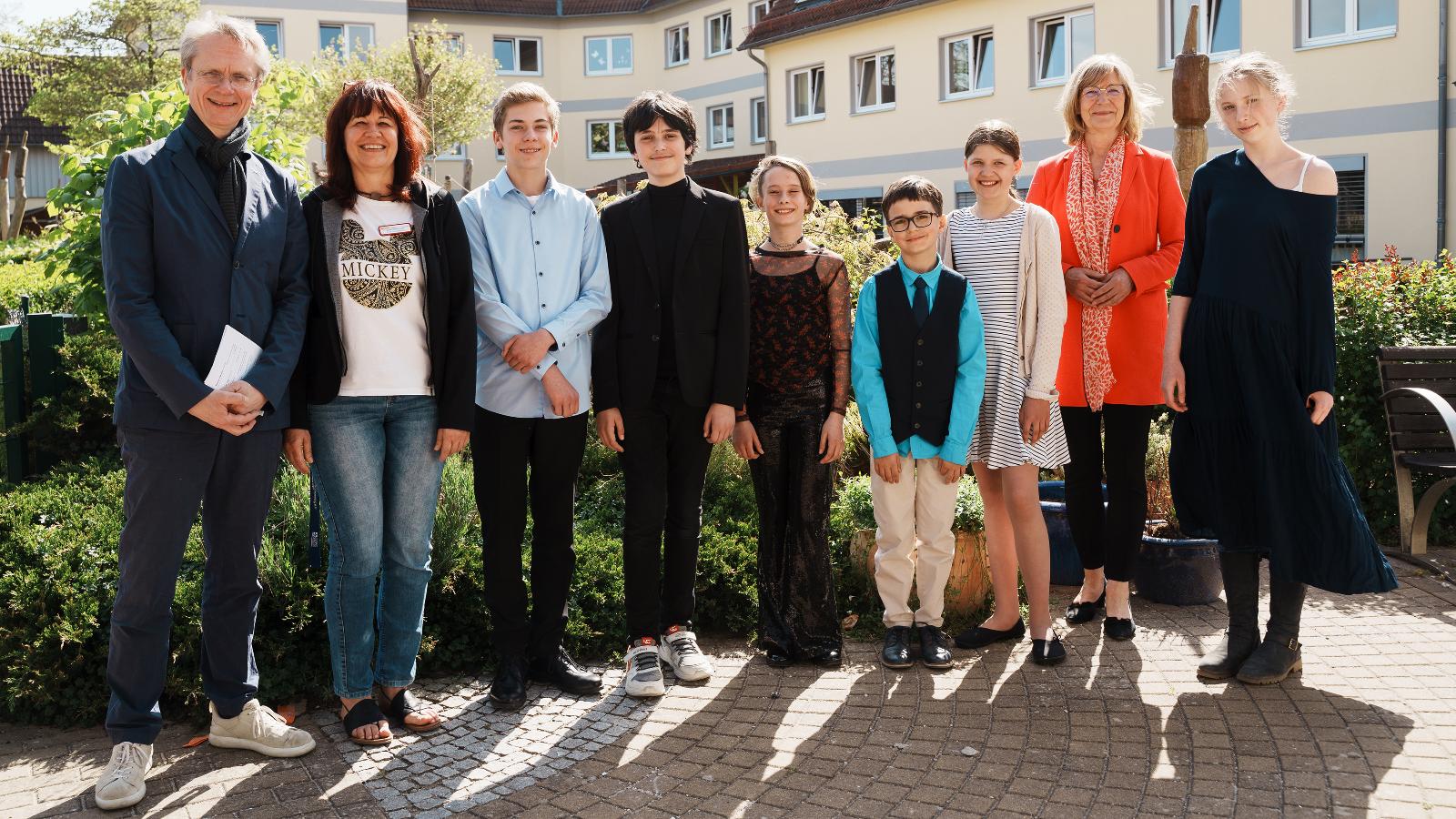 Schüler musizieren für Senioren 2023 (von links): Prof. Stephan Imorde, Leiter YARO; Britta Schermer, Einrichtungsleiterin Pflegeheim Lindenhof in Graal-Müritz; Schüler Paul Wittig, Klavier; Schüler Julian Kuschnir, Klarinette; Schülerin Eva Popiolek, Gitarre; Schüler Emil Freiwald, Klavier; Schülerin Lina Ritschard, Violoncello; Ute Römer, Vorstand SWR AG; Schülerin Leonore Lang; Foto: Holger Martens