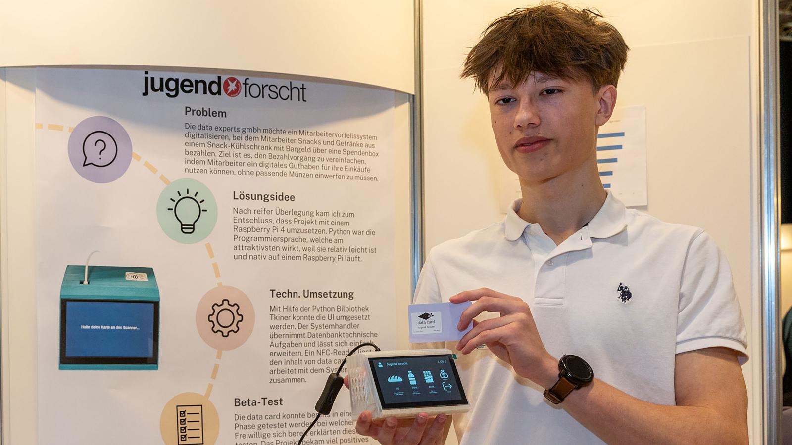 Landessieger „Jugend forscht“ 2024 im Fachgebiet Arbeitswelt ist Dominik Engelen vom Albert-Einstein-Gymnasium Neubrandenburg. Er hat das Projekt „data card“ durch ein digitales Kartensystem erweitert. Foto: WEMAG/Stephan Rudolph-Kramer