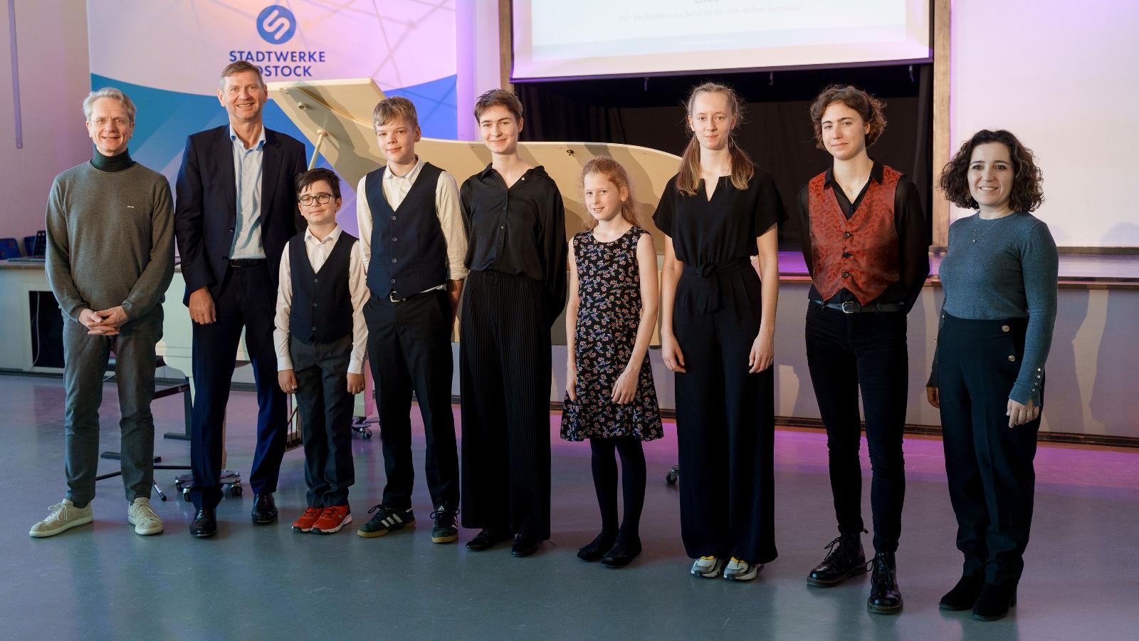 Leiter der YARO Prof. Stephan Imorde, Vorstandsvorsitzender der Stadtwerke Rostock AG Oliver Brünnich, Emil Freiwald, Vincent Samuel Vogel, Rosa Krullmann, Sophia Seiberling, Emilia Fritzsche, Paula Harders, Lilit Grigoryan (v.l.n.r.)
Foto: Holger Martens