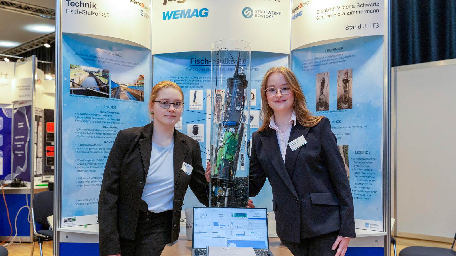 Die Gewinnerinnen des 1. Preises im Fachgebiet Technik: Elisabeth Victoria Schwartz vom Gymnasium Reutershagen und Karoline Flora Zimmermann vom Internatsgymnasium Schloß Torgelow