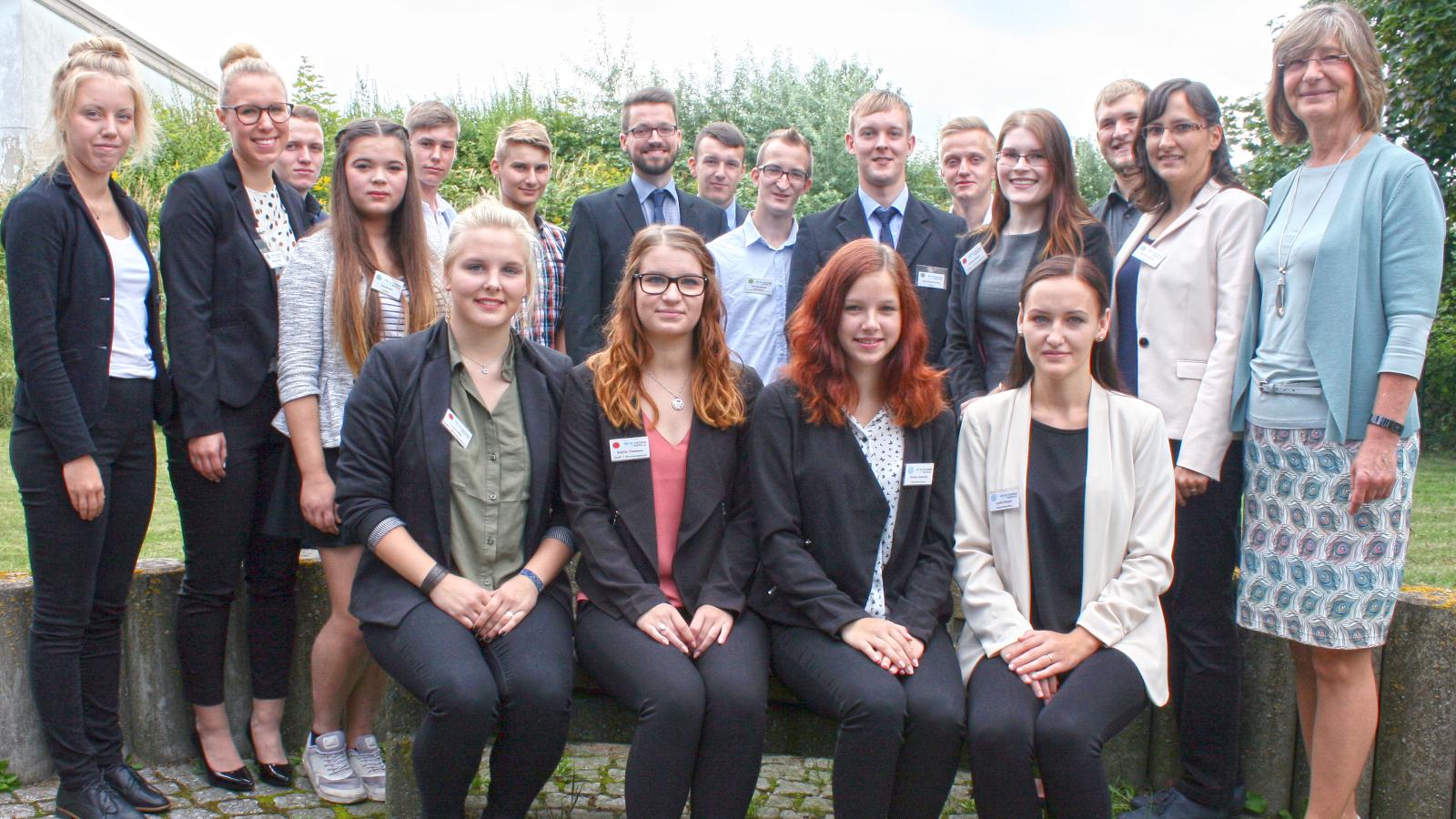 Ute Römer (r.), Vorstand der Stadtwerke Rostock AG, begrüßte im EnergieTreff die 14 neuen Auszubildenden und vier Trainees.