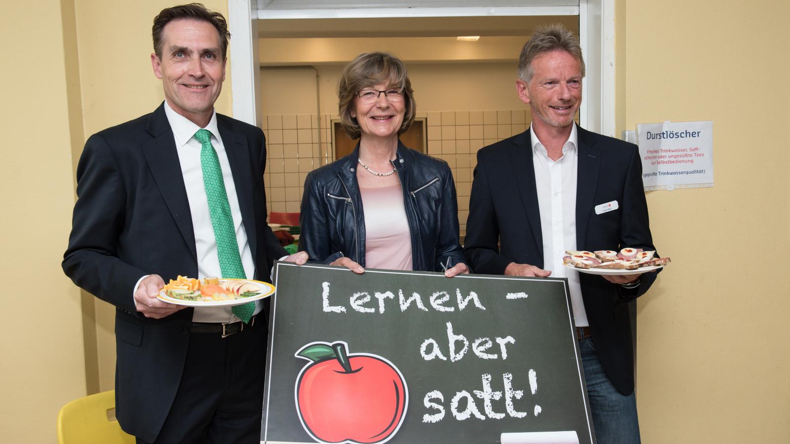 Überzeugen sich von der Vielfalt des Frühstücks: Ralf Zimlich (Vorsitzender der WIRO-Geschäftsführung), Ute Römer (Vorstand der Stadtwerke Rostock) und Frank Berg (OSPA-Vorstandsvorsitzender). Foto: Margit Wild 