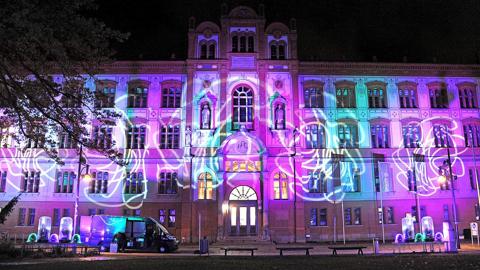 Farbspektakel am Universitäts-Gebäude. Foto: Stadtwerke