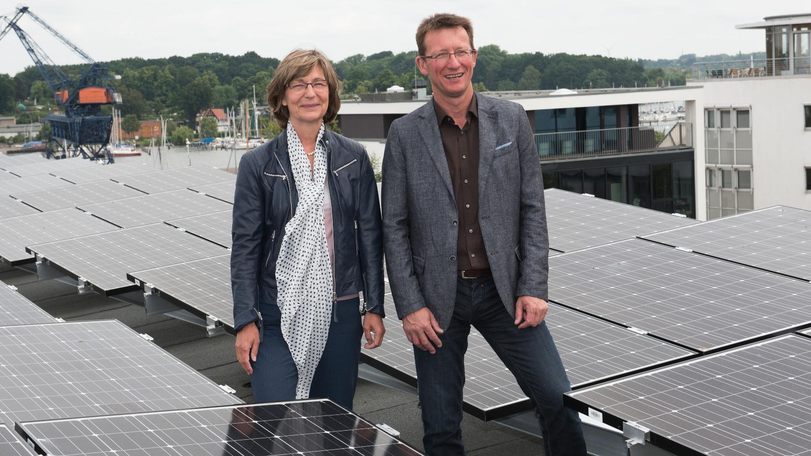 Ute Römer, Vorstand der Stadtwerke Rostock AkG, und Sven Ehrecke, Mitglied des Vorstandes der Karo gAG auf dem Dach der Frieda 23. Foto: Margit Wild