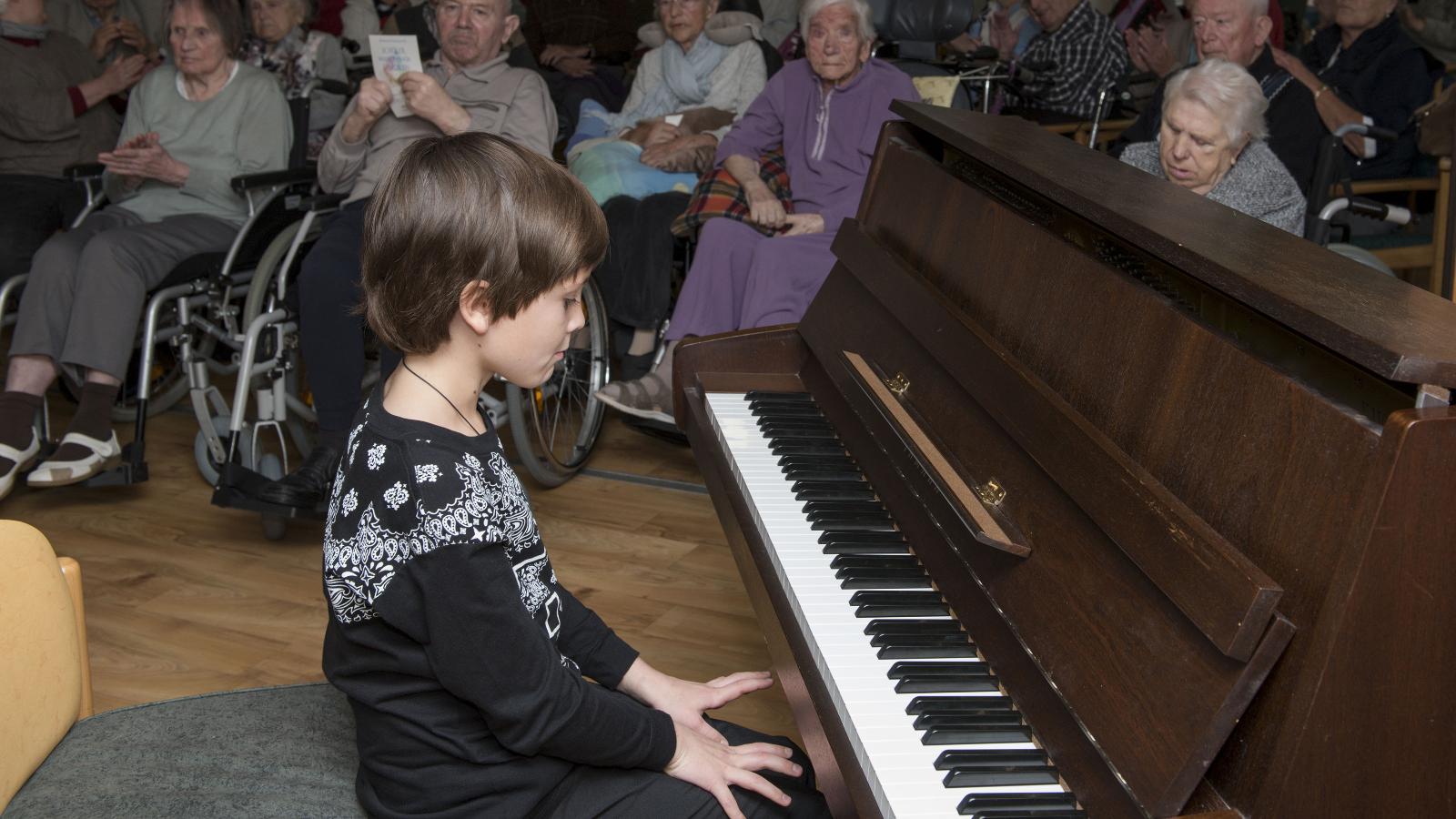 Rudolph Knorr, 10 Jahre, am Klavier. Foto: Margit Wild