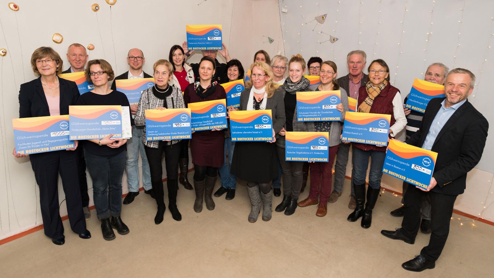 Ute Römer (Vorstand der Stadtwerke Rostock AG) und Thomas Schneider (Pressesprecher der Stadtwerke Rostock) mit den Vertreterinnen und Vertretern der Vereine. Foto: Margit Wild