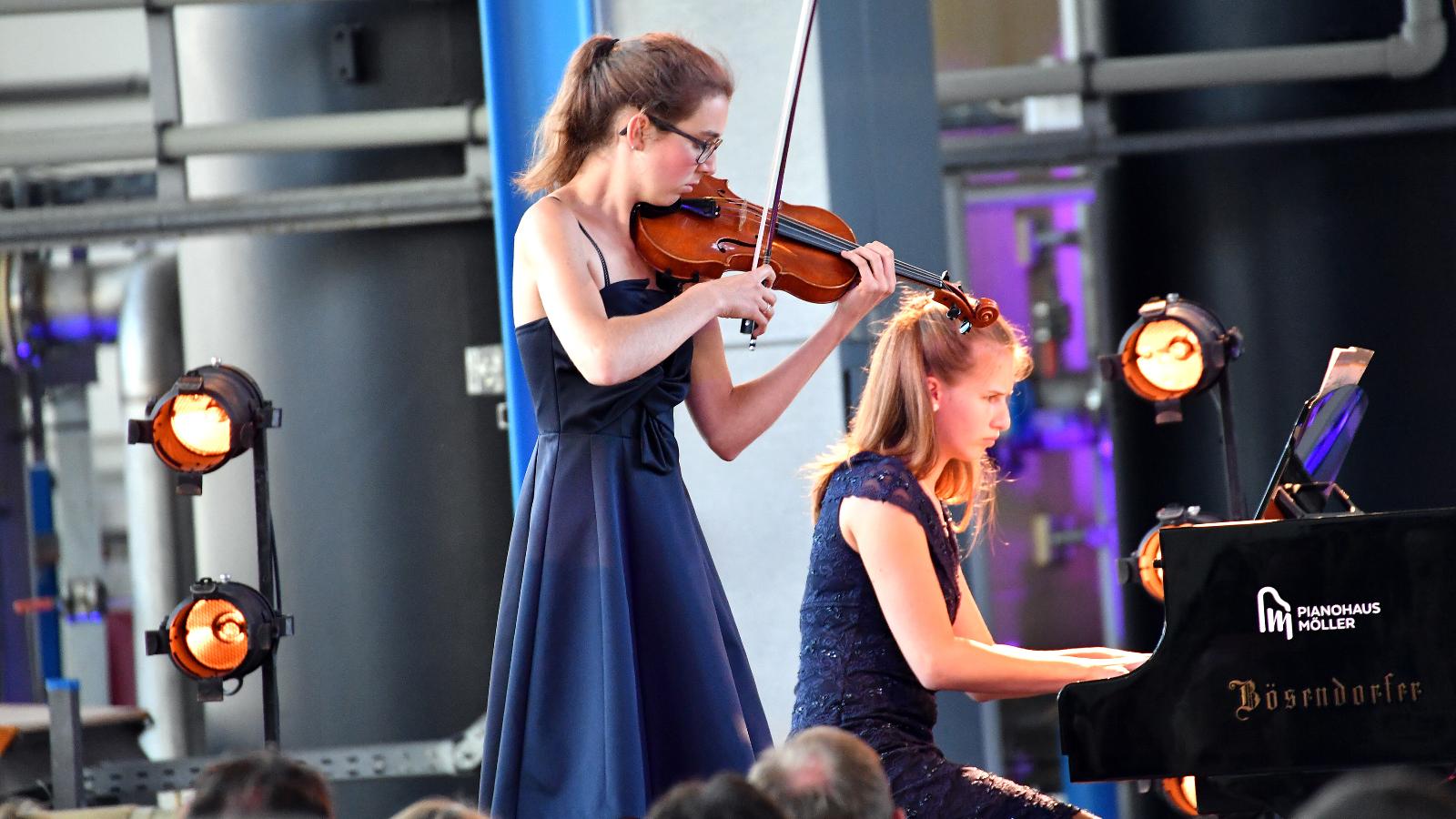 Janne-Lisabeth Pelz (15 Jahre, Violine) und Oksana Goretska (16 Jahre, Klavier) Foto: Joachim Kloock