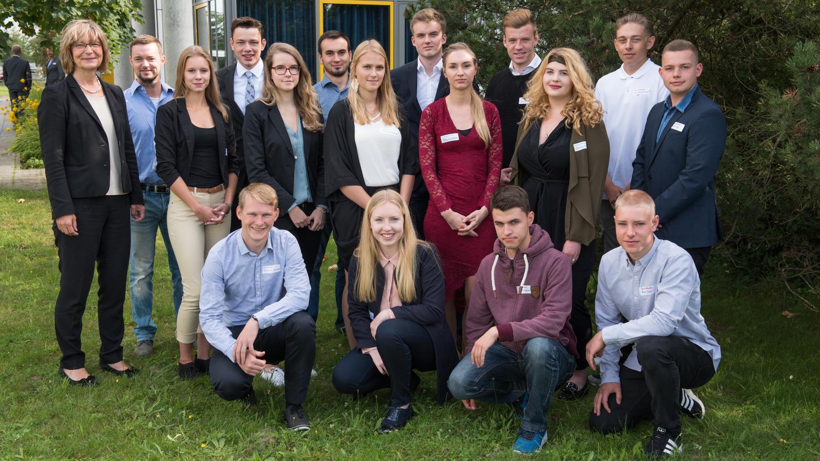 Vorstand Ute Römer (links) mit den neuen Auszubildenden der Rostocker Stadtwerke (v.l.): Christof Mann, Melanie Behm, Stefan Kanserske, Isabell Harms, Magomed Kurskiev, Wenke Schwart, Nicolas Häring, Franziska Pauline Bahr, Johannes Thiemroth, Denise Göpp, Leon Neugebauer, Likas Elie, Maximilian Schramm, Elisa Dreblow, Max Frischkemuth, Karl Volker Gast. Foto: Margit Wild
