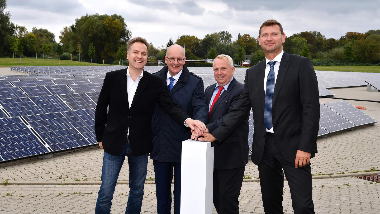 Umweltsenator Holger Matthäus, Rostocks Oberbürgermeister Roland Methling, Umweltminister Till Backhaus und Stadtwerke Rostock Vorstandsvorsitzender Oliver Brünnich (v.l.). Foto: Joachim Kloock