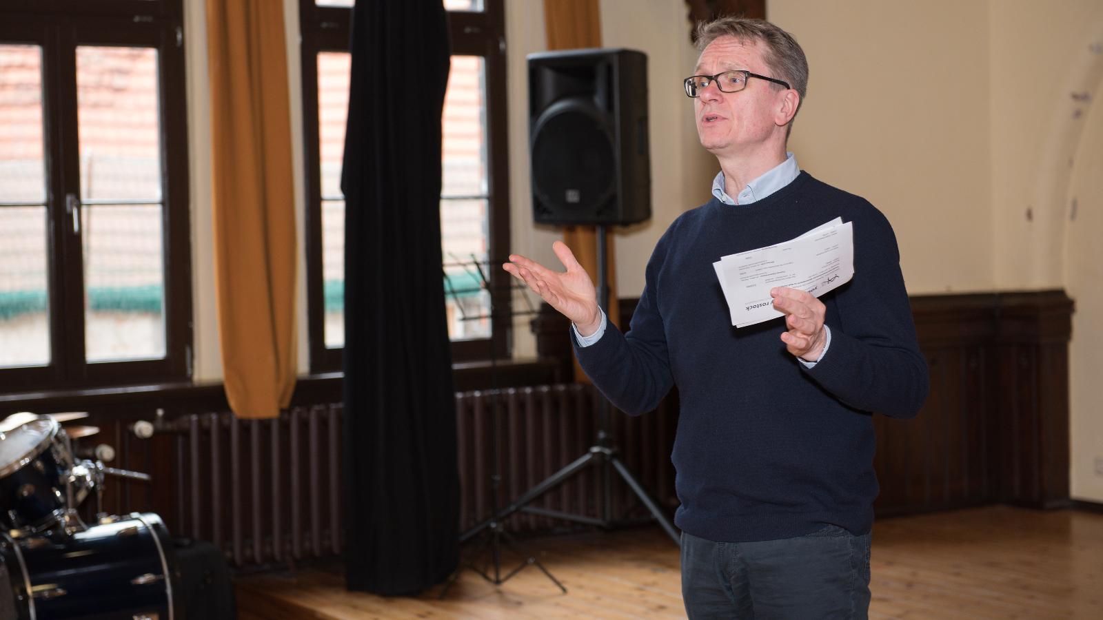 Führt durch das Programm: Prof. Imorde (Leiter der yaro). Foto: Margit Wild