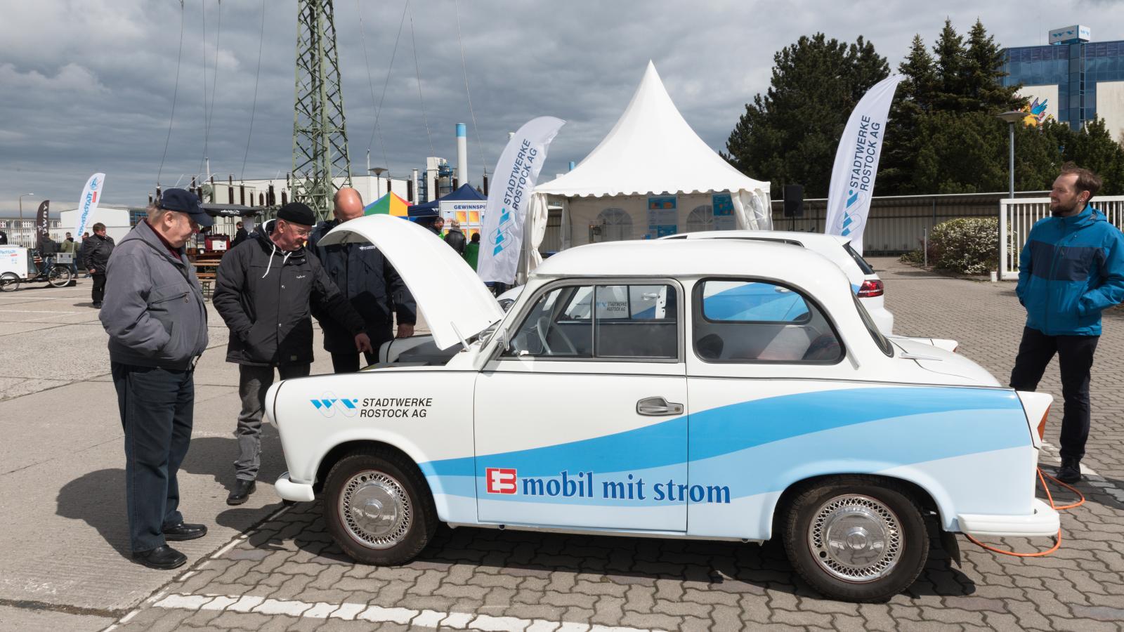 Einmal beim E-Trabbi unter die Haube schauen. Foto: Margit Wild
