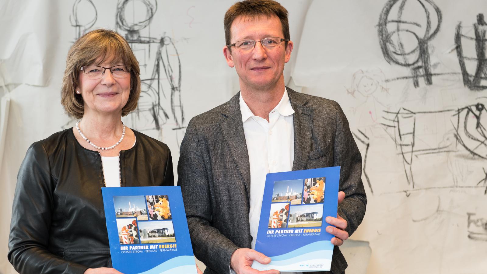 Ute Römer (Vorstand der Stadtwerke Rostock) und Sven Ehrecke (Vorstand der Karo gAG) besiegeln die weitere Zusammenarbeit. Foto: Margit Wild