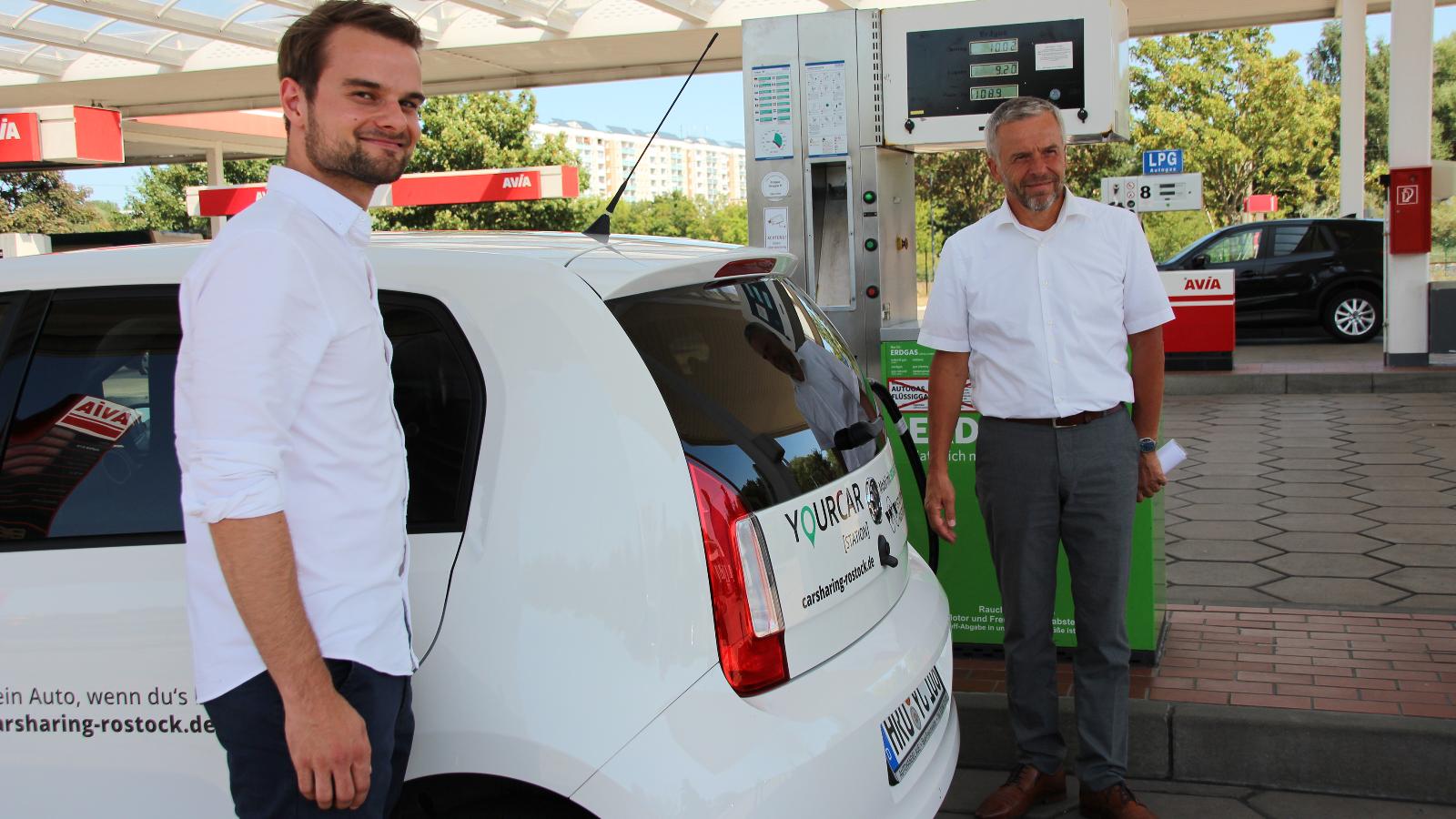 Arbeiten zukünftig Hand in Hand, um die Erdgasmobilität auszubauen: YourCar (Adrian Merker, l.) und die Rostocker Stadtwerke (Pressesprecher Thomas Schneider, r.) Foto: Johannes Kasch