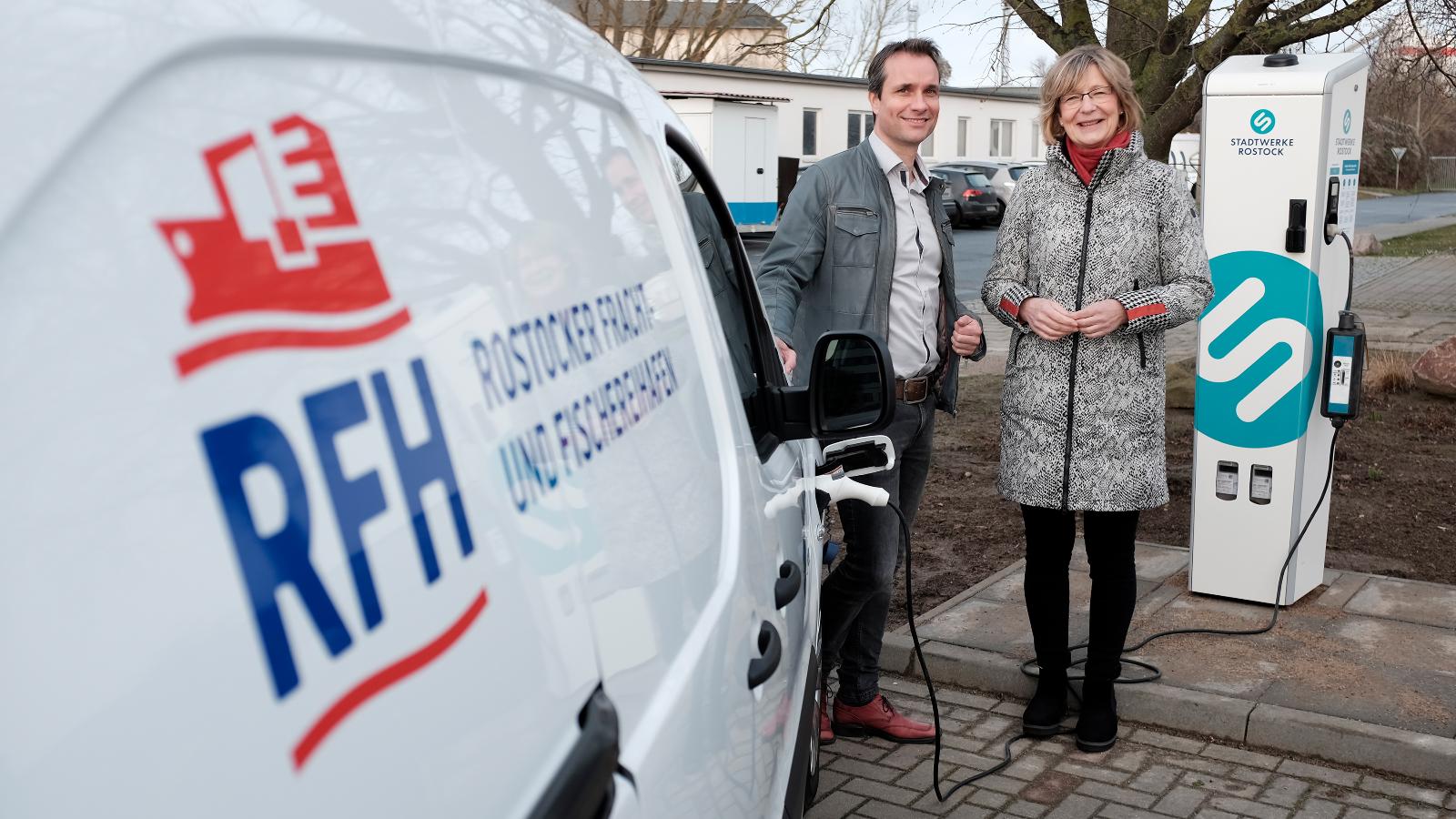 RFH-Geschäftsführer Steffen Knispel und Stadtwerke-Vorstand Ute Römer. Foto: Georg Scharnweber