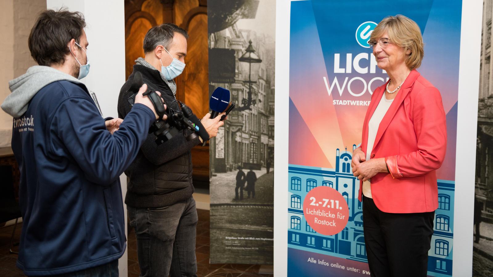 Ute Römer, Vorstand der Stadtwerke Rostock, präsentiert das neue Konzept zur Lichtwoche 2020. Foto: Margit Wild. 