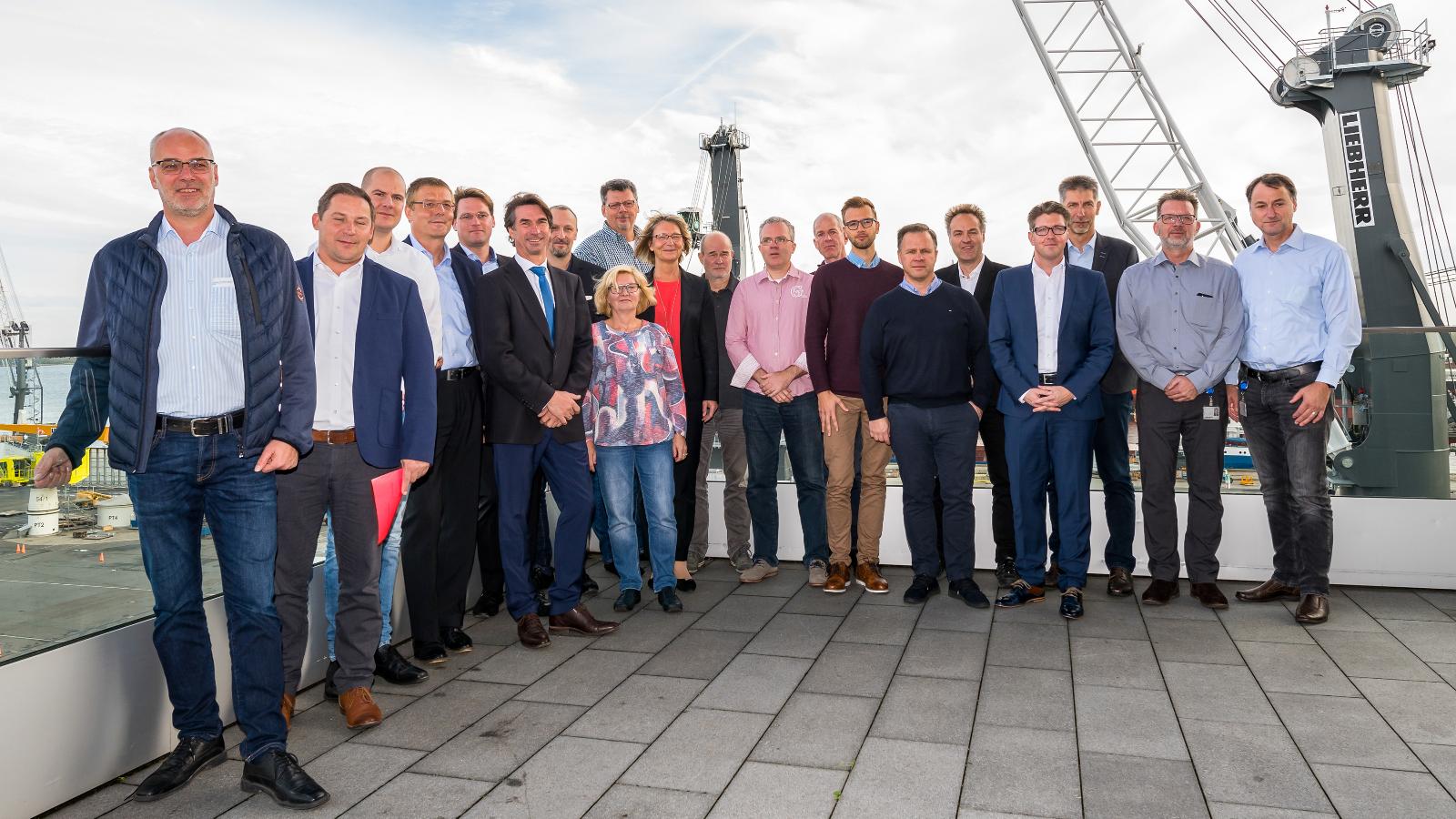 VertreterInnen aller Firmen im neuen Stadtwerke-Netzwerk. Foto: Margit Wild