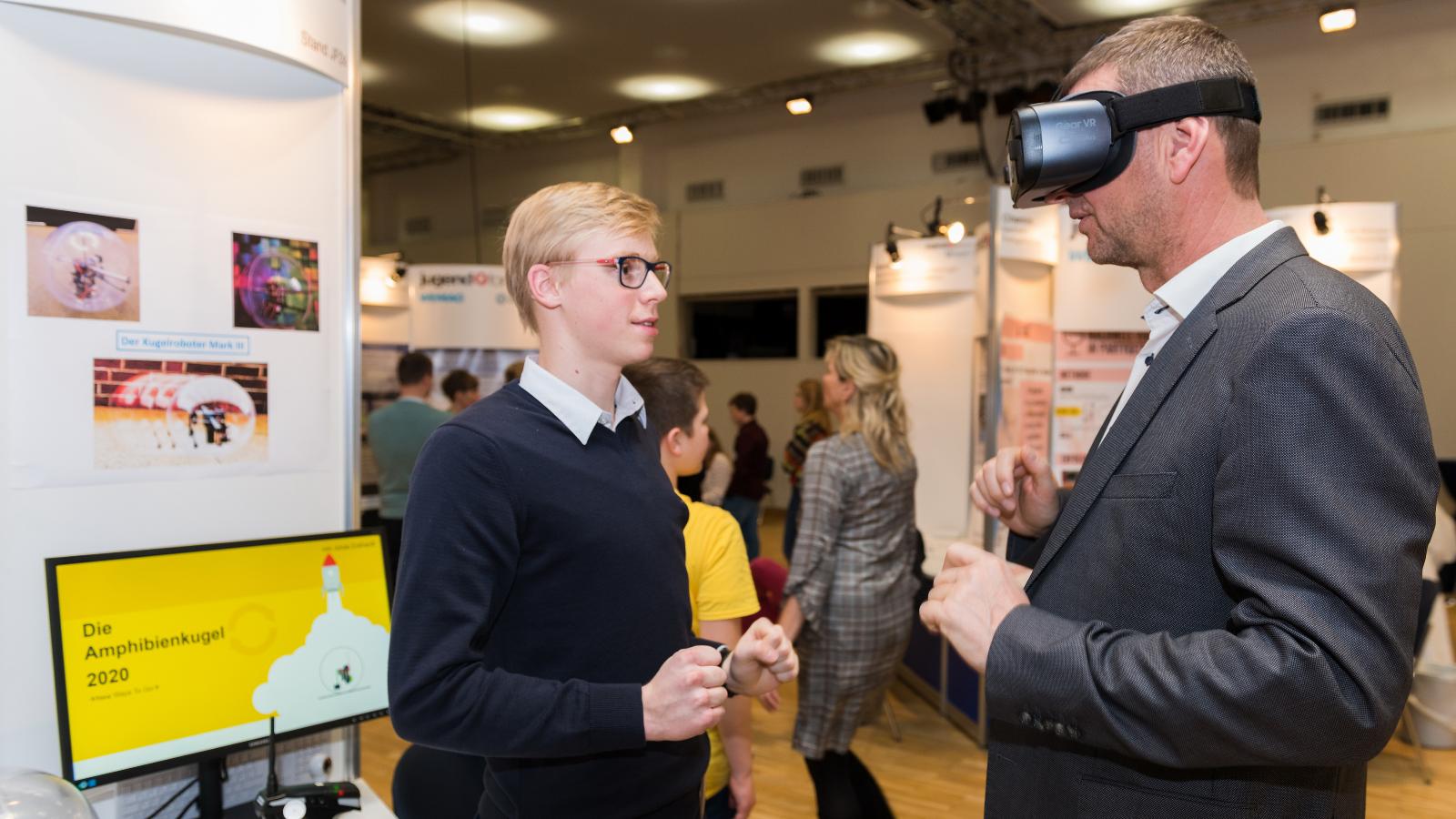 Jonas Eckhardt vom Albert-Einstein-Gymnasium Neubrandenburg im gespräch mit Stadtwerke-Vorstand Oliver Brünnich. Foto: Margit Wild