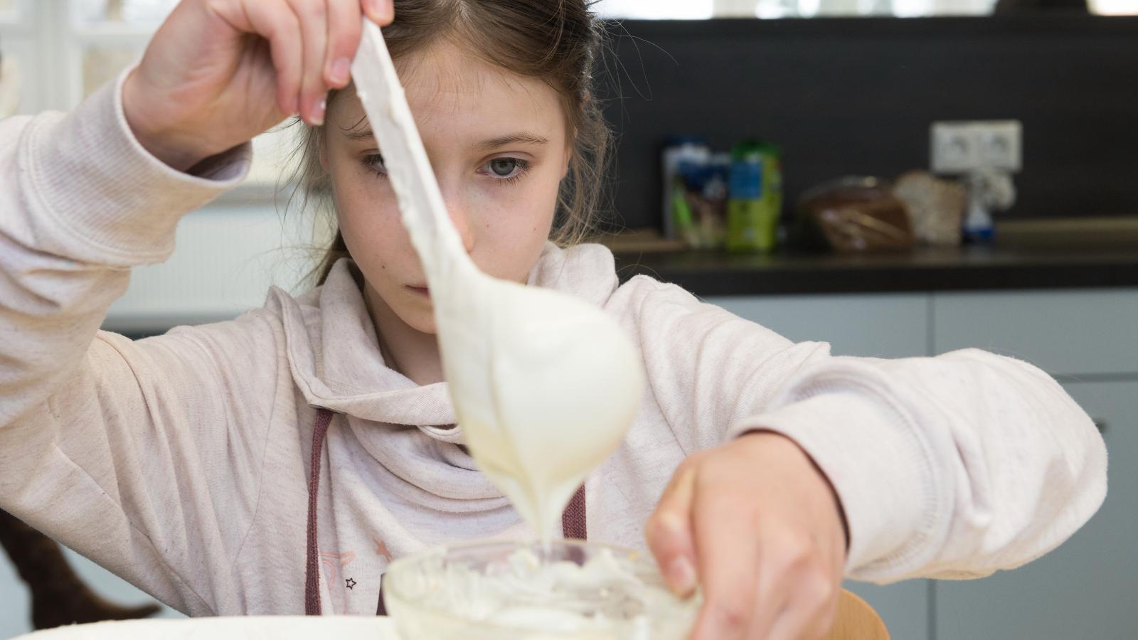 Das Frühstücksprojekt „Lernen, aber satt“ ist WIRO, Stadtwerken und OSPA seit acht Jahren ein wichtiges Anliegen. Wir wollen noch deutlicher machen, dass es auch gesund sein soll und ergänzen den Slogan: „Lernen, aber satt – und gesund!“. Inspiration und Unterstützung dafür kommt von der Techniker Krankenkasse. Foto: Margit Wild