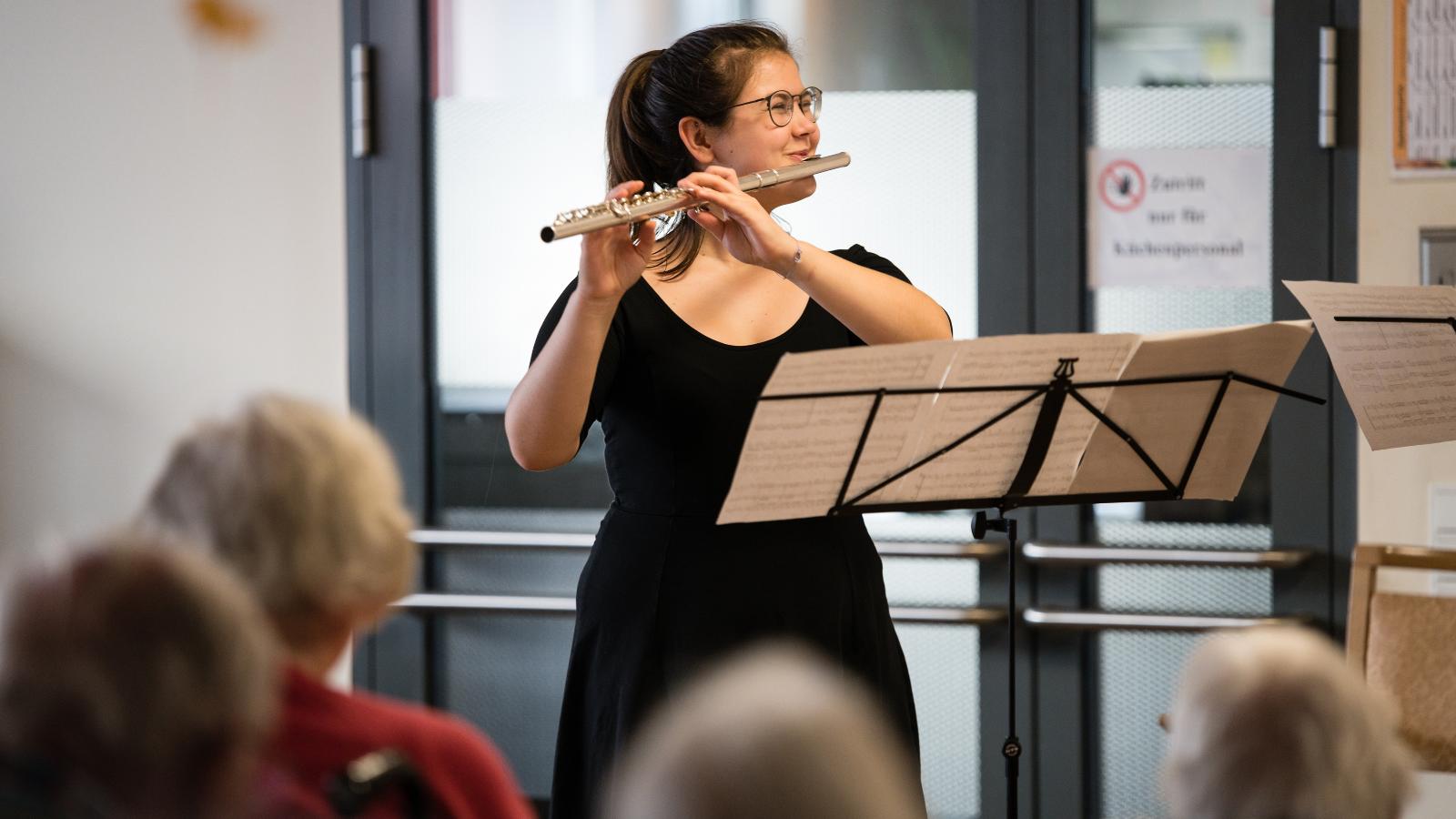 Klassische Instrumente in ungewöhnlicher Kulisse: Johanna Mill an der Flöte im AWO-Pflegewohnen „Am Wasserturm“. Foto: Margit Wild. 